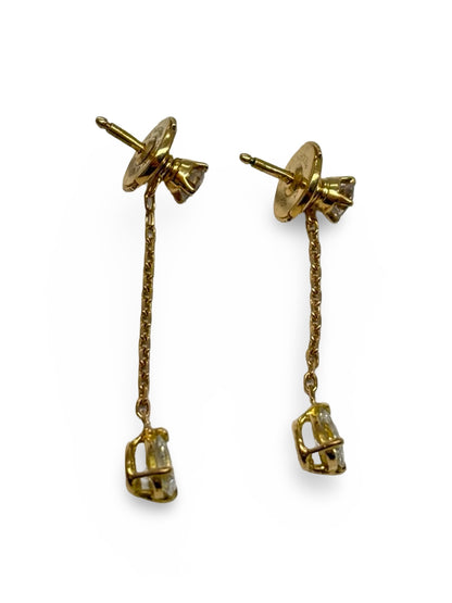 Boucles d’oreilles en or jaune 18K serties de diamants totalisant 0,94 ct. Élégantes et raffinées, elles mettent en valeur la chaleur de l’or jaune associée à l’éclat lumineux des diamants. Cette paire intemporelle sublime toutes les tenues et constitue un bijou précieux, parfait pour offrir ou enrichir une collection de joaillerie fine.