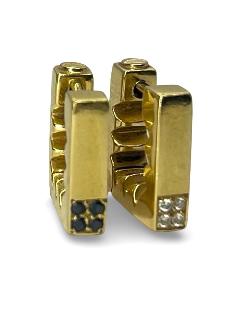 Sublimez votre style avec ces boucles d’oreilles en or blanc, élégamment serties de diamants incolores et noirs. Le contraste entre la brillance pure des diamants blancs et la profondeur mystérieuse des diamants noirs crée un équilibre raffiné, à la fois moderne et intemporel. Un bijou sophistiqué, idéal pour ajouter une touche de caractère à toutes vos tenues.