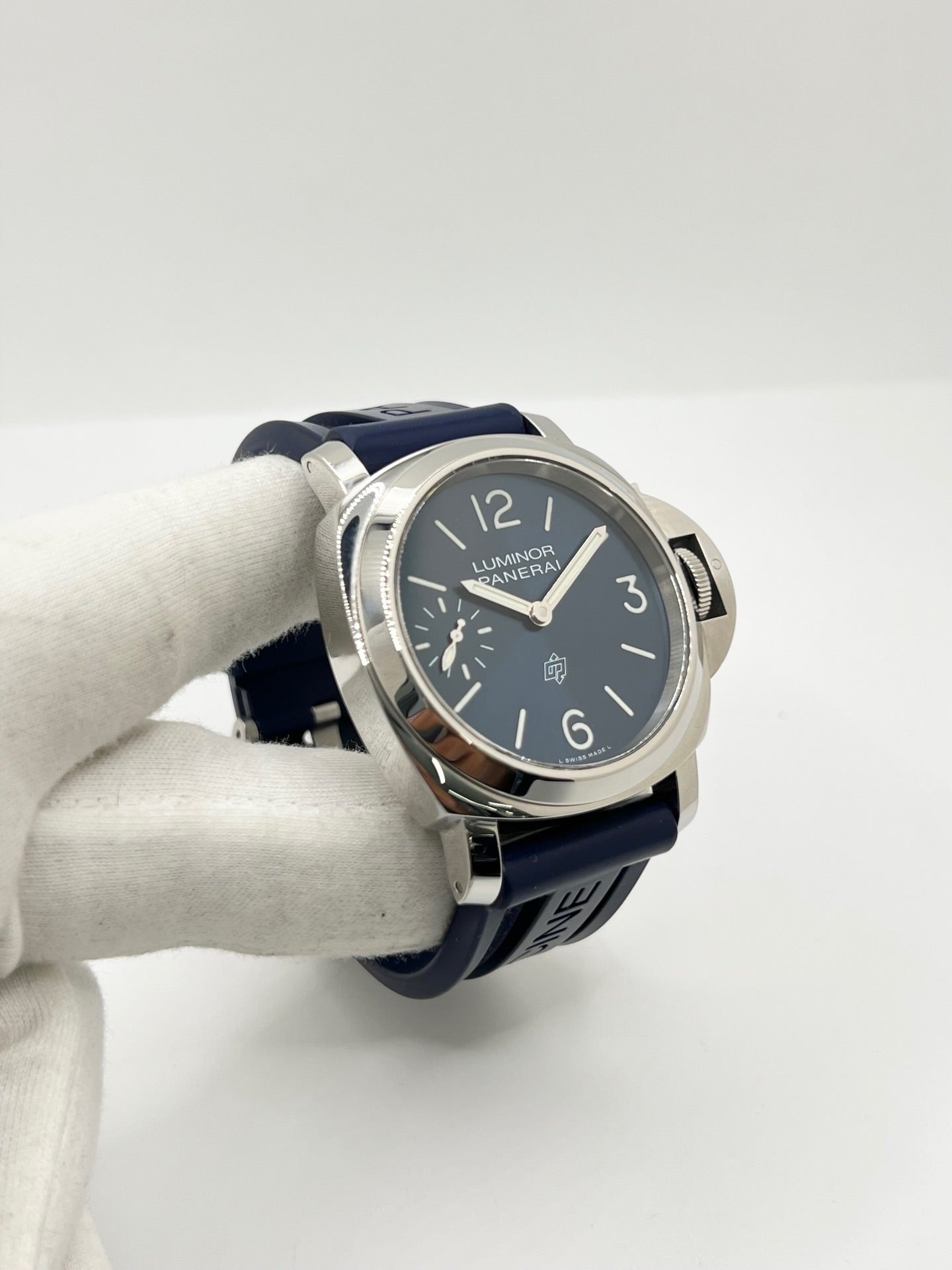 Montre Panerai Luminor Base référence PAM 01085 en acier avec boîtier de 44 mm, fabriquée en 2022 et animée par le calibre manufacture P.6000 à remontage manuel offrant 72 heures de réserve de marche. Son cadran bleu à chiffres arabes est protégé par un verre saphir et complété par un bracelet en caoutchouc bleu avec boucle ardillon en acier. Cette montre Panerai d'occasion est en très bon état, révisée en interne et livrée avec son coffret et ses papiers d'origine.