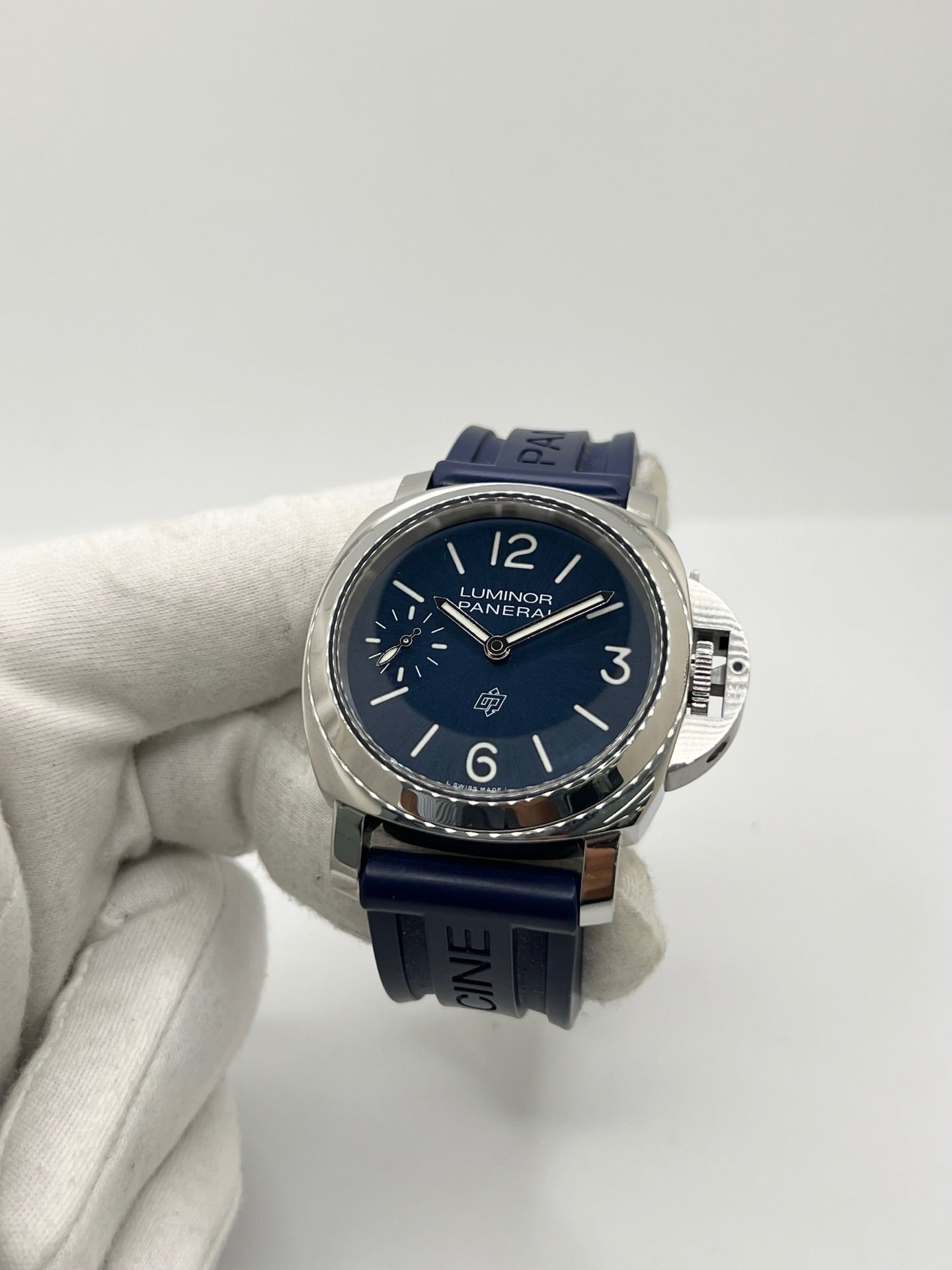 Montre Panerai Luminor Base référence PAM 01085 en acier avec boîtier de 44 mm, fabriquée en 2022 et animée par le calibre manufacture P.6000 à remontage manuel offrant 72 heures de réserve de marche. Son cadran bleu à chiffres arabes est protégé par un verre saphir et complété par un bracelet en caoutchouc bleu avec boucle ardillon en acier. Cette montre Panerai d'occasion est en très bon état, révisée en interne et livrée avec son coffret et ses papiers d'origine.
