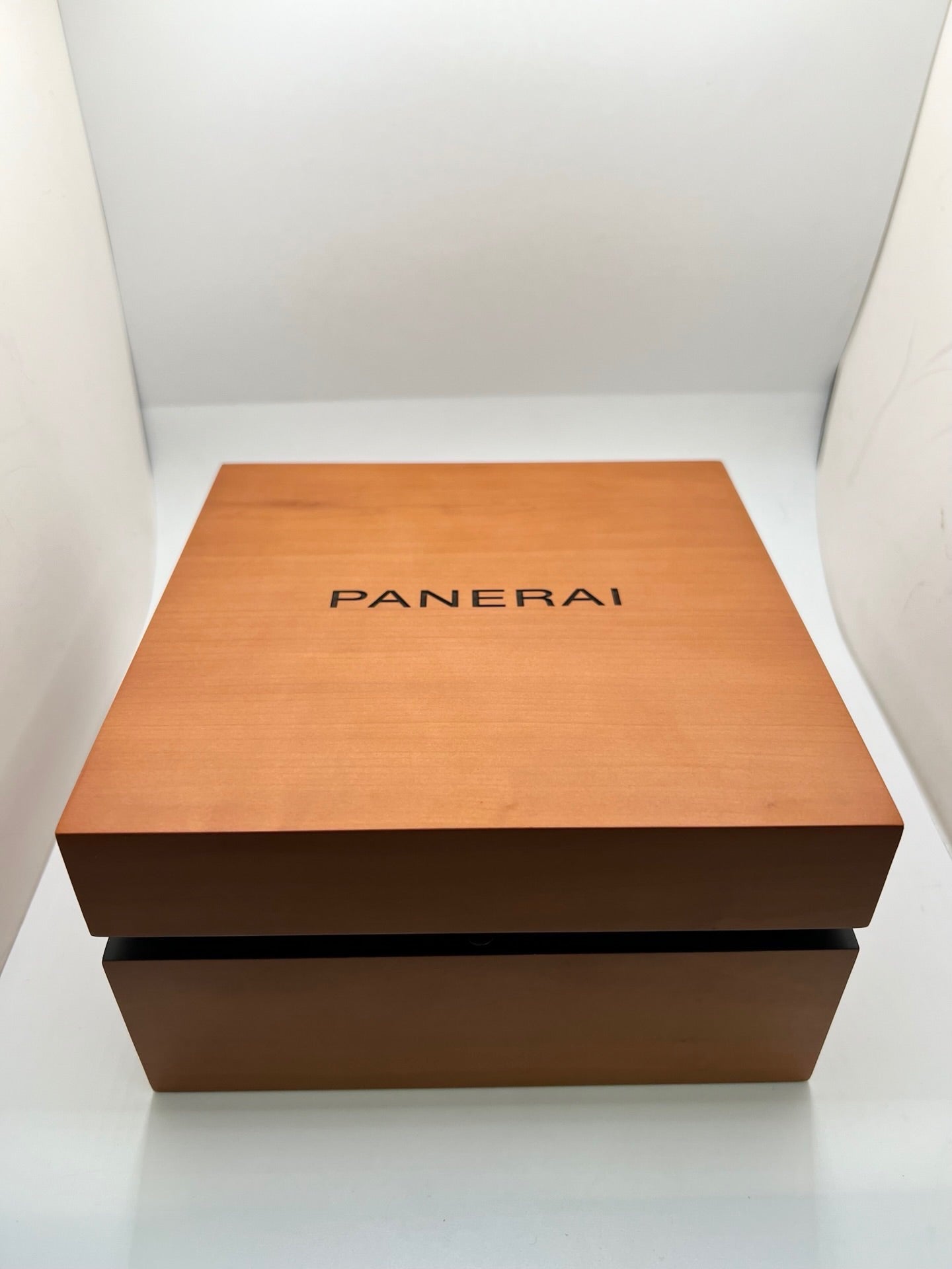 Montre Panerai Luminor Base référence PAM 01085 en acier avec boîtier de 44 mm, fabriquée en 2022 et animée par le calibre manufacture P.6000 à remontage manuel offrant 72 heures de réserve de marche. Son cadran bleu à chiffres arabes est protégé par un verre saphir et complété par un bracelet en caoutchouc bleu avec boucle ardillon en acier. Cette montre Panerai d'occasion est en très bon état, révisée en interne et livrée avec son coffret et ses papiers d'origine.