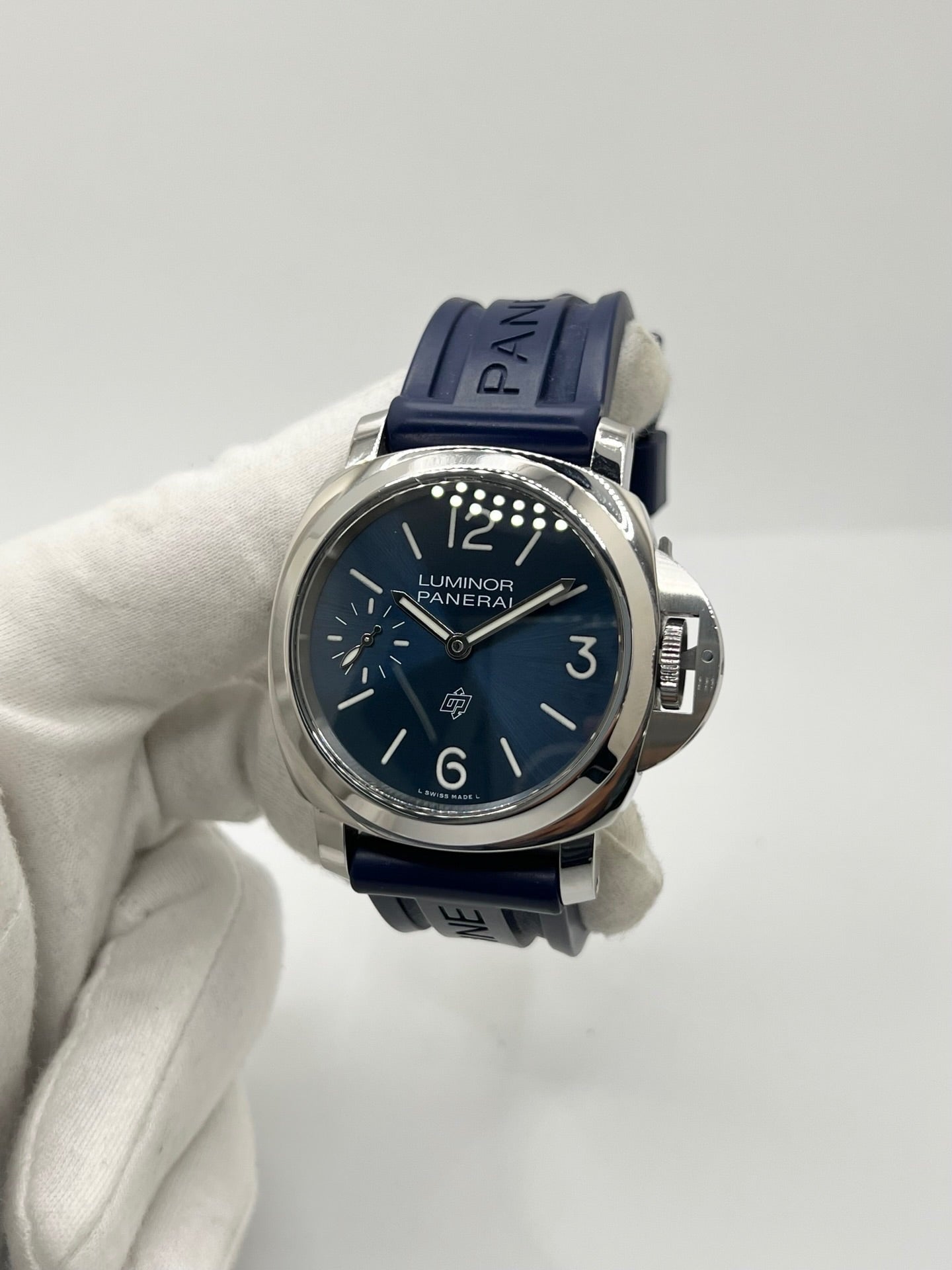 Montre Panerai Luminor Base référence PAM 01085 en acier avec boîtier de 44 mm, fabriquée en 2022 et animée par le calibre manufacture P.6000 à remontage manuel offrant 72 heures de réserve de marche. Son cadran bleu à chiffres arabes est protégé par un verre saphir et complété par un bracelet en caoutchouc bleu avec boucle ardillon en acier. Cette montre Panerai d'occasion est en très bon état, révisée en interne et livrée avec son coffret et ses papiers d'origine.