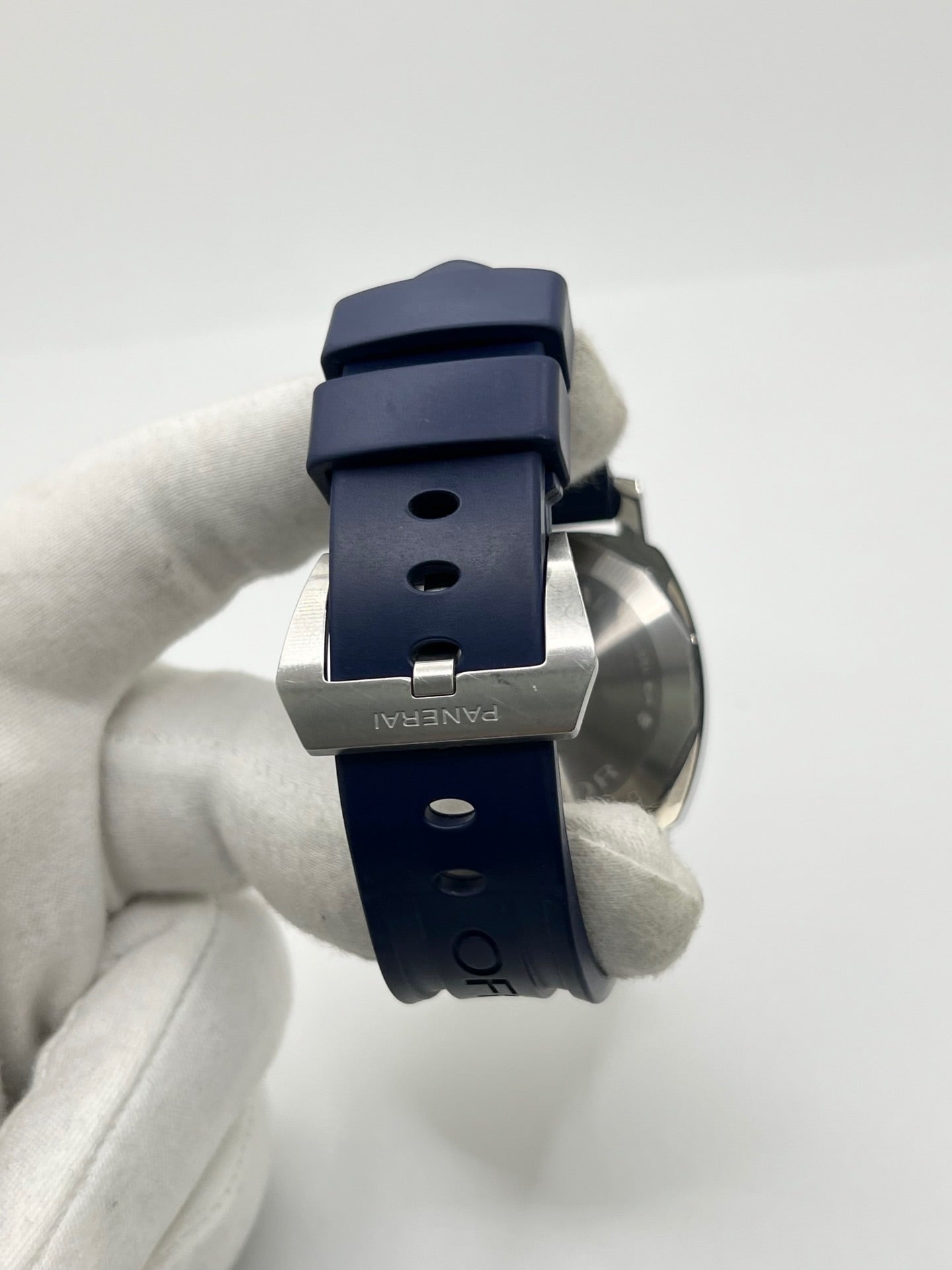 Montre Panerai Luminor Base référence PAM 01085 en acier avec boîtier de 44 mm, fabriquée en 2022 et animée par le calibre manufacture P.6000 à remontage manuel offrant 72 heures de réserve de marche. Son cadran bleu à chiffres arabes est protégé par un verre saphir et complété par un bracelet en caoutchouc bleu avec boucle ardillon en acier. Cette montre Panerai d'occasion est en très bon état, révisée en interne et livrée avec son coffret et ses papiers d'origine.