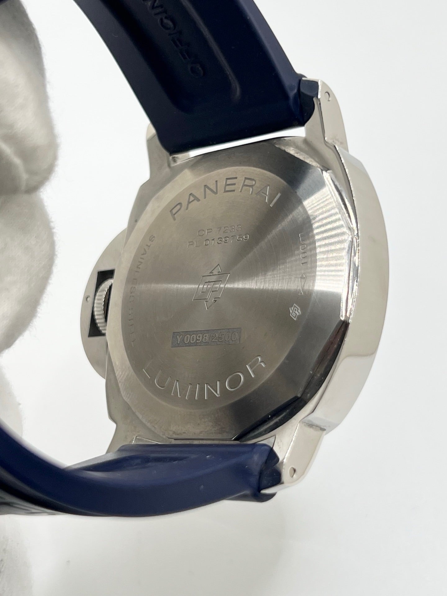Montre Panerai Luminor Base référence PAM 01085 en acier avec boîtier de 44 mm, fabriquée en 2022 et animée par le calibre manufacture P.6000 à remontage manuel offrant 72 heures de réserve de marche. Son cadran bleu à chiffres arabes est protégé par un verre saphir et complété par un bracelet en caoutchouc bleu avec boucle ardillon en acier. Cette montre Panerai d'occasion est en très bon état, révisée en interne et livrée avec son coffret et ses papiers d'origine.