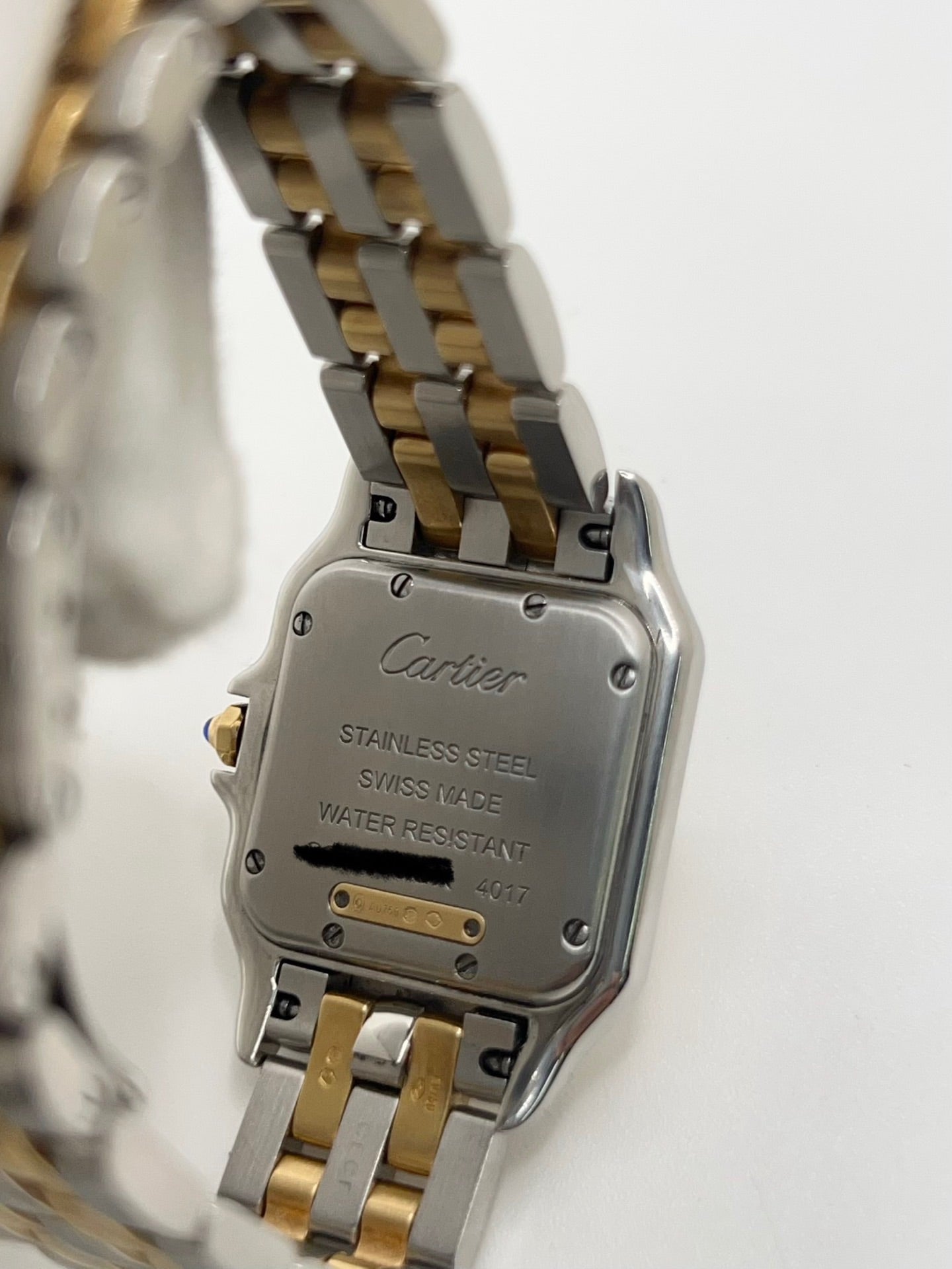 Montre Cartier Panthère W2PN0007 pour femme en acier et or jaune, équipée d’un mouvement quartz. Boîtier de 27 x 37 mm avec verre saphir et cadran argent à chiffres romains, signature élégante de la collection Panthère. Bracelet bicolore en acier et or avec boucle déployante. Étanchéité 3 ATM. Modèle de 2022 en très bon état, avec légères micro-rayures discrètes. Livrée avec coffret et papiers d’origine, idéale comme montre de luxe d’occasion raffinée.
