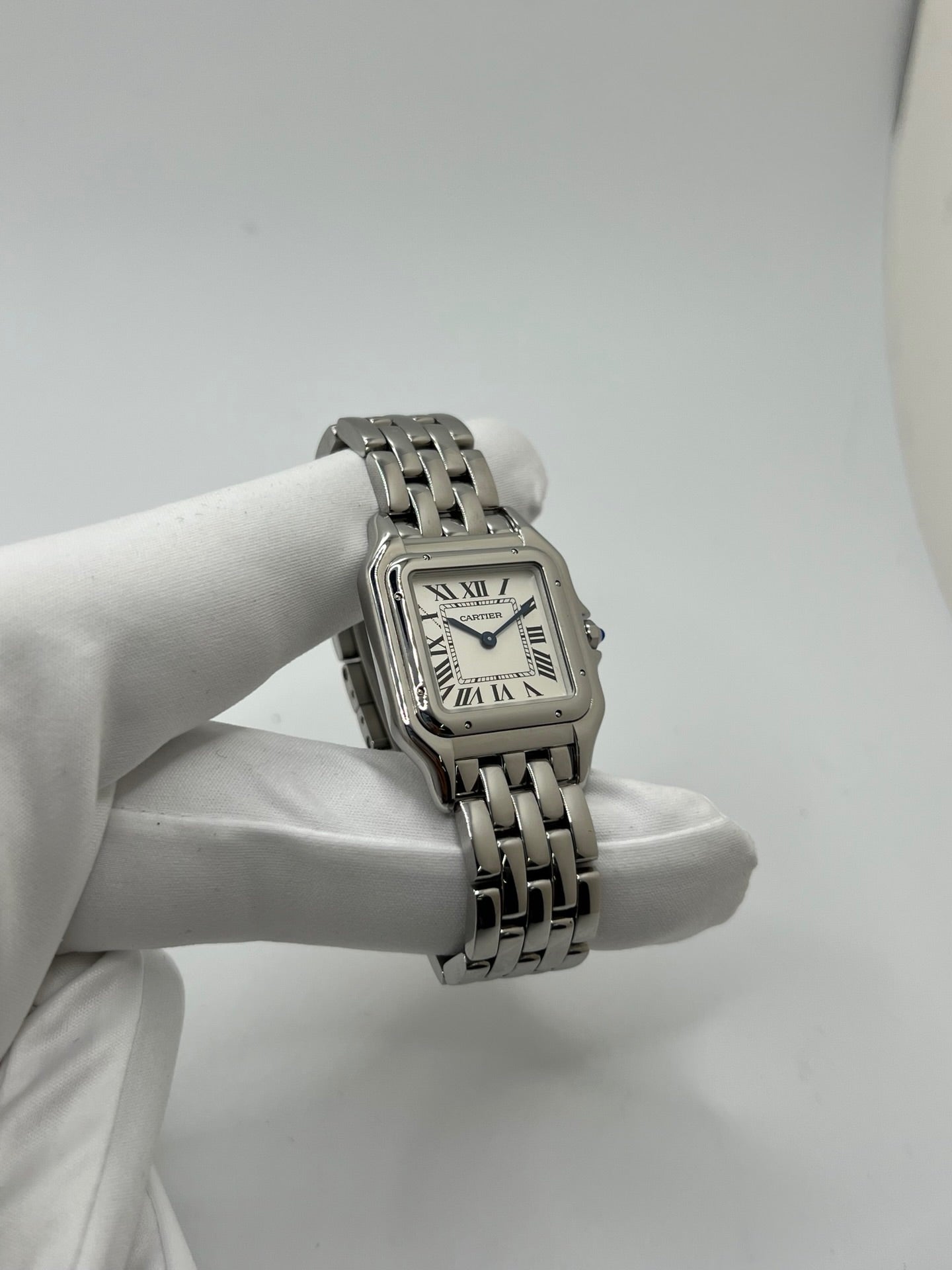 Montre Cartier Panthère WSPN0007 pour femme en acier avec boîtier de 27 x 37 mm et cadran argent à chiffres romains. Modèle quartz élégant équipé de verre saphir et bracelet acier avec boucle pliante, combinant confort et style raffiné. Montre iconique de la collection Panthère, idéale pour un usage quotidien ou une occasion spéciale. Pièce d’occasion en très bon état, révisée, livrée avec coffret et papiers d’origine.