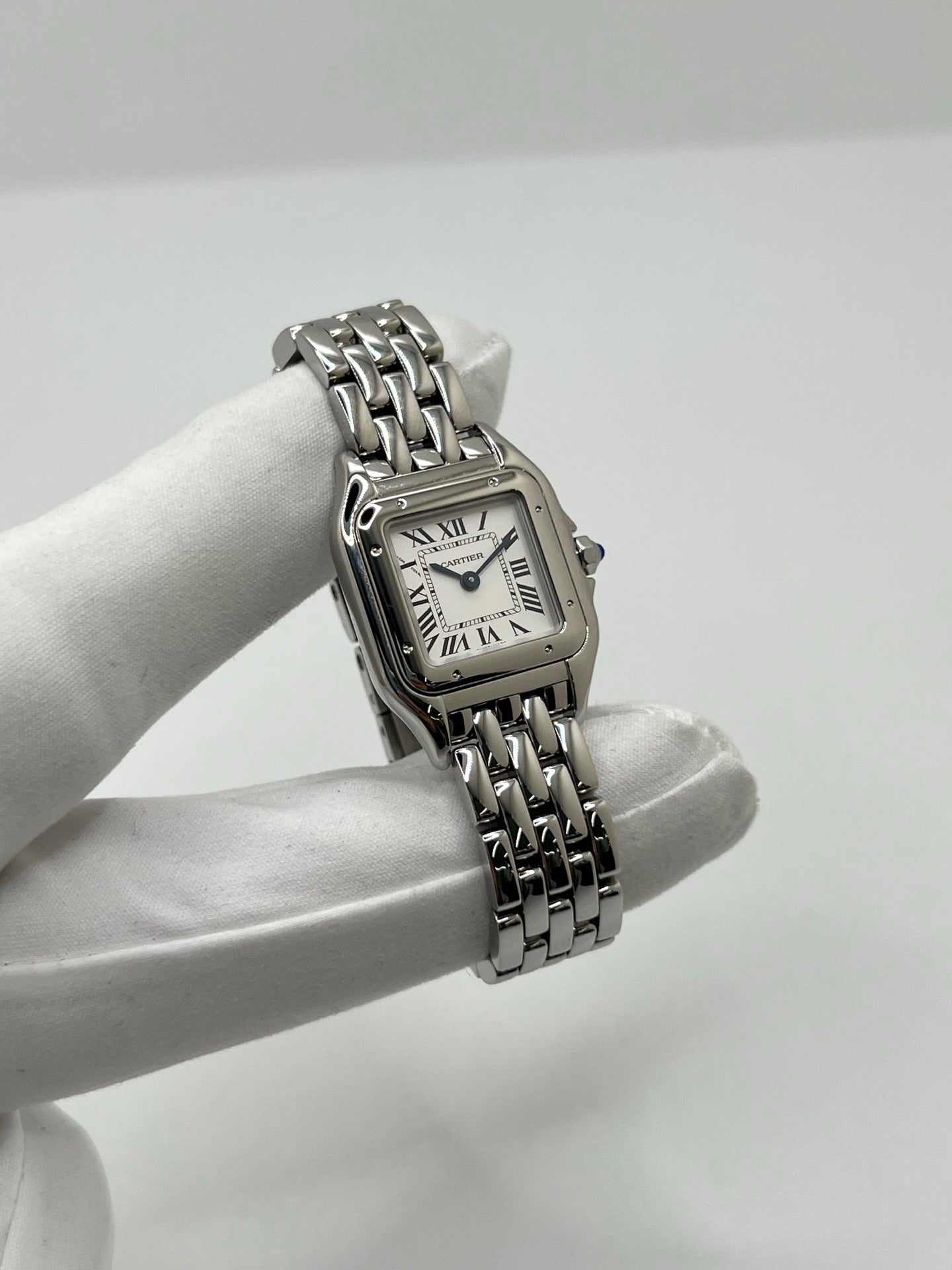 Montre Cartier Panthère femme en acier, référence WSPN0013, avec mouvement quartz. Boîtier rectangulaire 23 x 30 mm en acier, cadran argent à chiffres romains, verre saphir et bracelet acier avec boucle double plis. Modèle 2026 en état neuf, jamais porté, livré avec coffret et papiers d’origine. Élégante et intemporelle, cette montre Cartier Panthère allie raffinement, confort et design iconique.