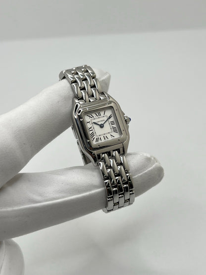 Montre Cartier Panthère femme en acier, référence WSPN0013, avec mouvement quartz. Boîtier rectangulaire 23 x 30 mm en acier, cadran argent à chiffres romains, verre saphir et bracelet acier avec boucle double plis. Modèle 2026 en état neuf, jamais porté, livré avec coffret et papiers d’origine. Élégante et intemporelle, cette montre Cartier Panthère allie raffinement, confort et design iconique.