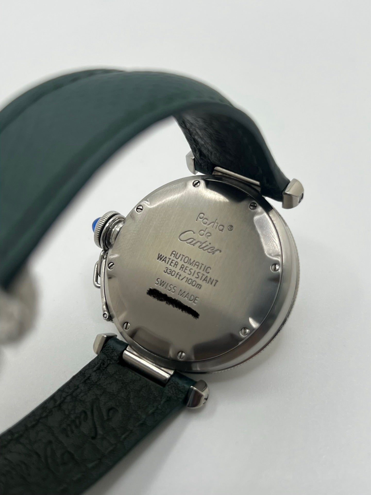 Montre Cartier Pasha 4010 en acier pour homme ou unisexe, dotée d’un mouvement automatique et d’un boîtier de 36 mm. Ce modèle d’occasion en très bon état présente un cadran blanc à chiffres romains, un verre saphir et une fonction date. Son bracelet en acier avec boucle ardillon offre un style élégant et intemporel. Cette montre de luxe Cartier Pasha séduit par son design iconique et son allure raffinée, idéale pour les amateurs d’horlogerie de prestige.