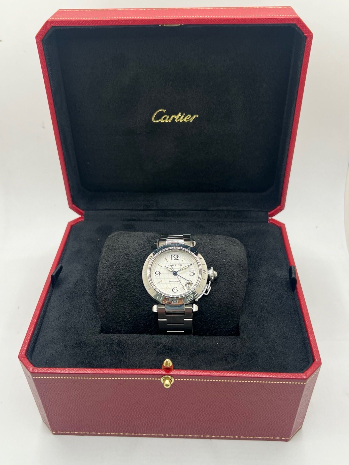 Montre Cartier Pasha C GMT réf. 2377 en acier, dotée d’un mouvement automatique calibre 048. Son boîtier de 35 mm abrite un cadran argenté à chiffres arabes, protégé par un verre saphir. Étanche jusqu’à 10 ATM, cette montre élégante et fonctionnelle est équipée d’un bracelet en acier et d’une boucle déployante double plis.