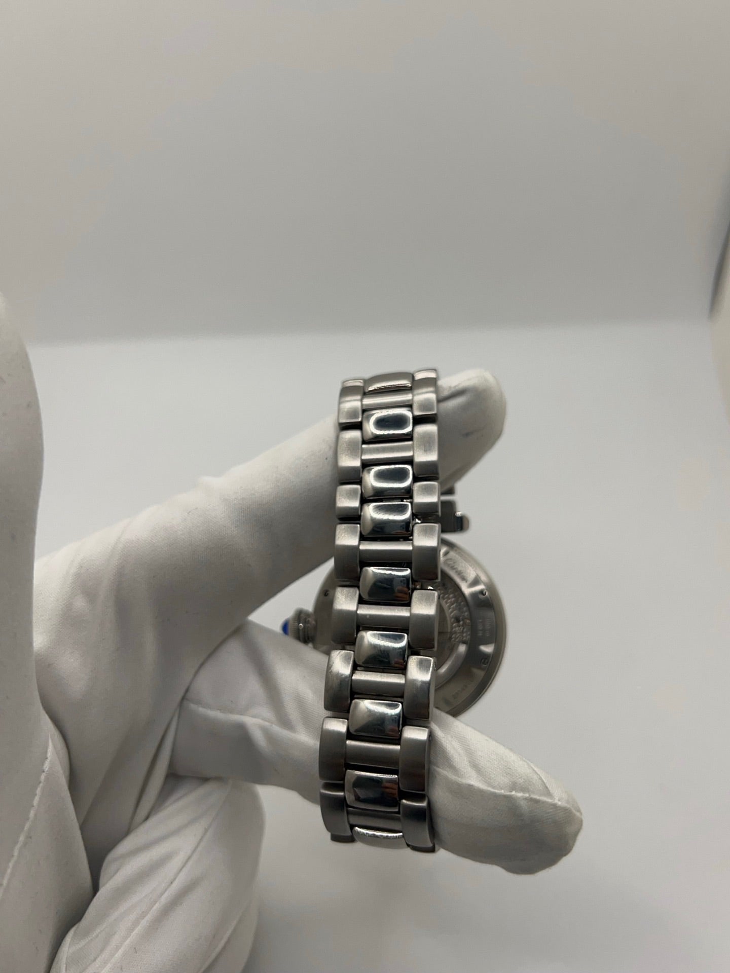 Montre Cartier Pasha automatique en acier, boîtier 38 mm avec verre saphir et cadran argent à chiffres arabes. Équipée d’un mouvement automatique calibre Cartier 191 avec fonction date. Bracelet acier avec boucle déployante. Modèle d’occasion en très bon état, révisé, présentant de légères micro-rayures peu visibles. Montre élégante et sportive, adaptée à un usage quotidien, livrée avec son coffret d’origine.
