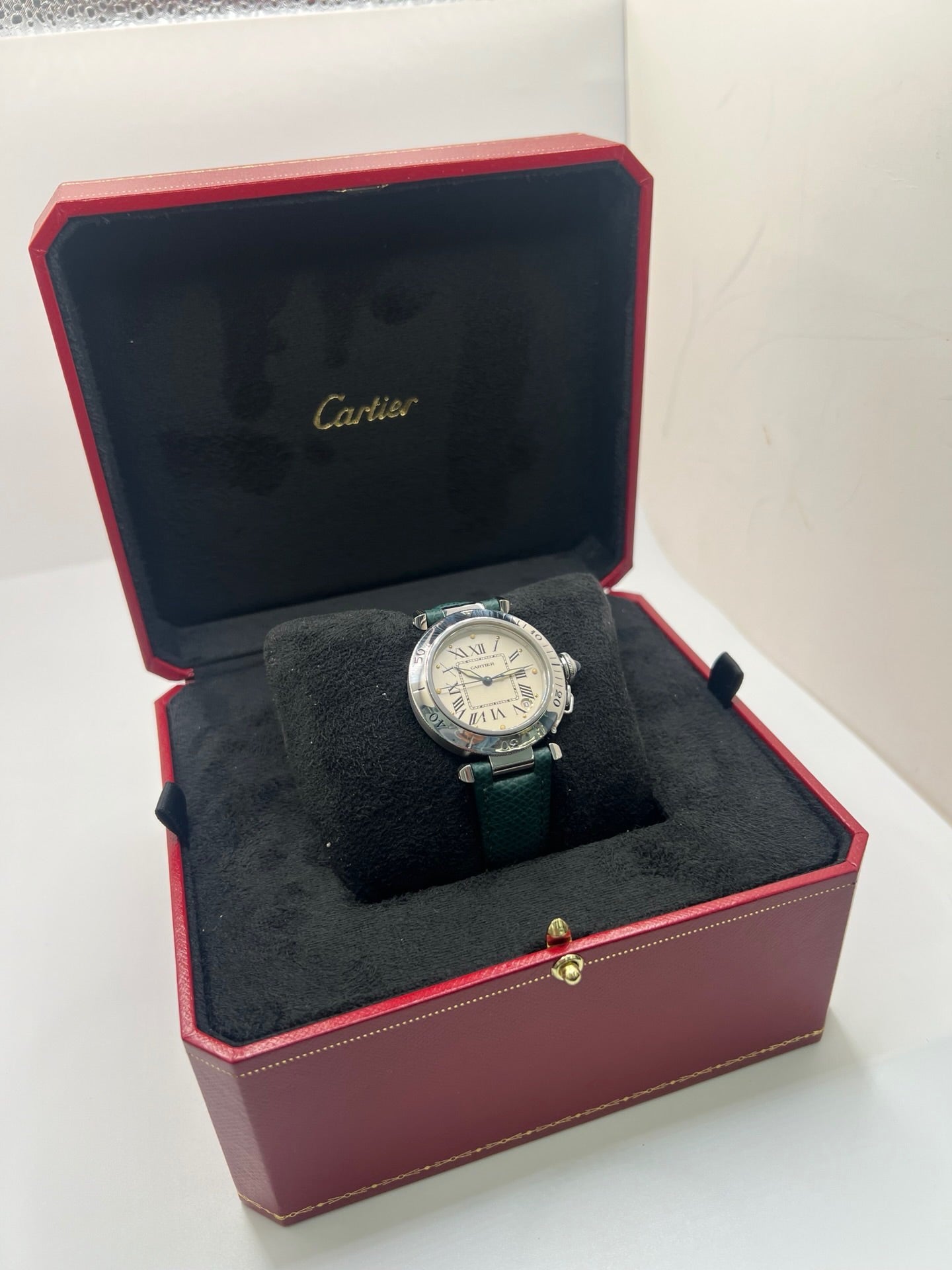 Montre Cartier Pasha 4010 en acier pour homme ou unisexe, dotée d’un mouvement automatique et d’un boîtier de 36 mm. Ce modèle d’occasion en très bon état présente un cadran blanc à chiffres romains, un verre saphir et une fonction date. Son bracelet en acier avec boucle ardillon offre un style élégant et intemporel. Cette montre de luxe Cartier Pasha séduit par son design iconique et son allure raffinée, idéale pour les amateurs d’horlogerie de prestige.