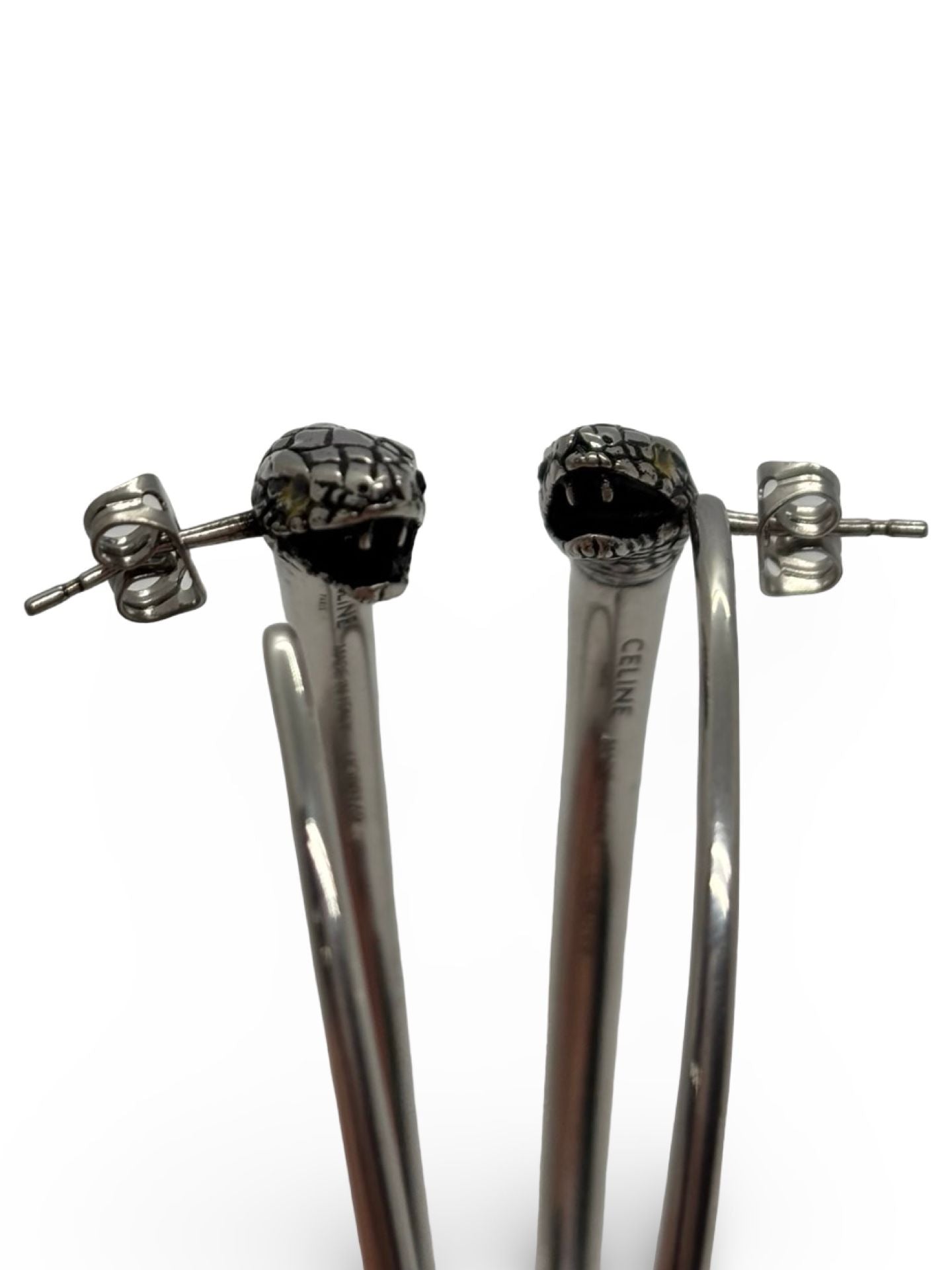 Symbole d’élégance et de caractère, les boucles d’oreilles Céline Serpent séduisent par leur design audacieux et raffiné. Inspirées de la puissance mystique du serpent, elles allient modernité et sensualité. Ces bijoux d’exception subliment le visage et ajoutent une touche de sophistication à chaque tenue.