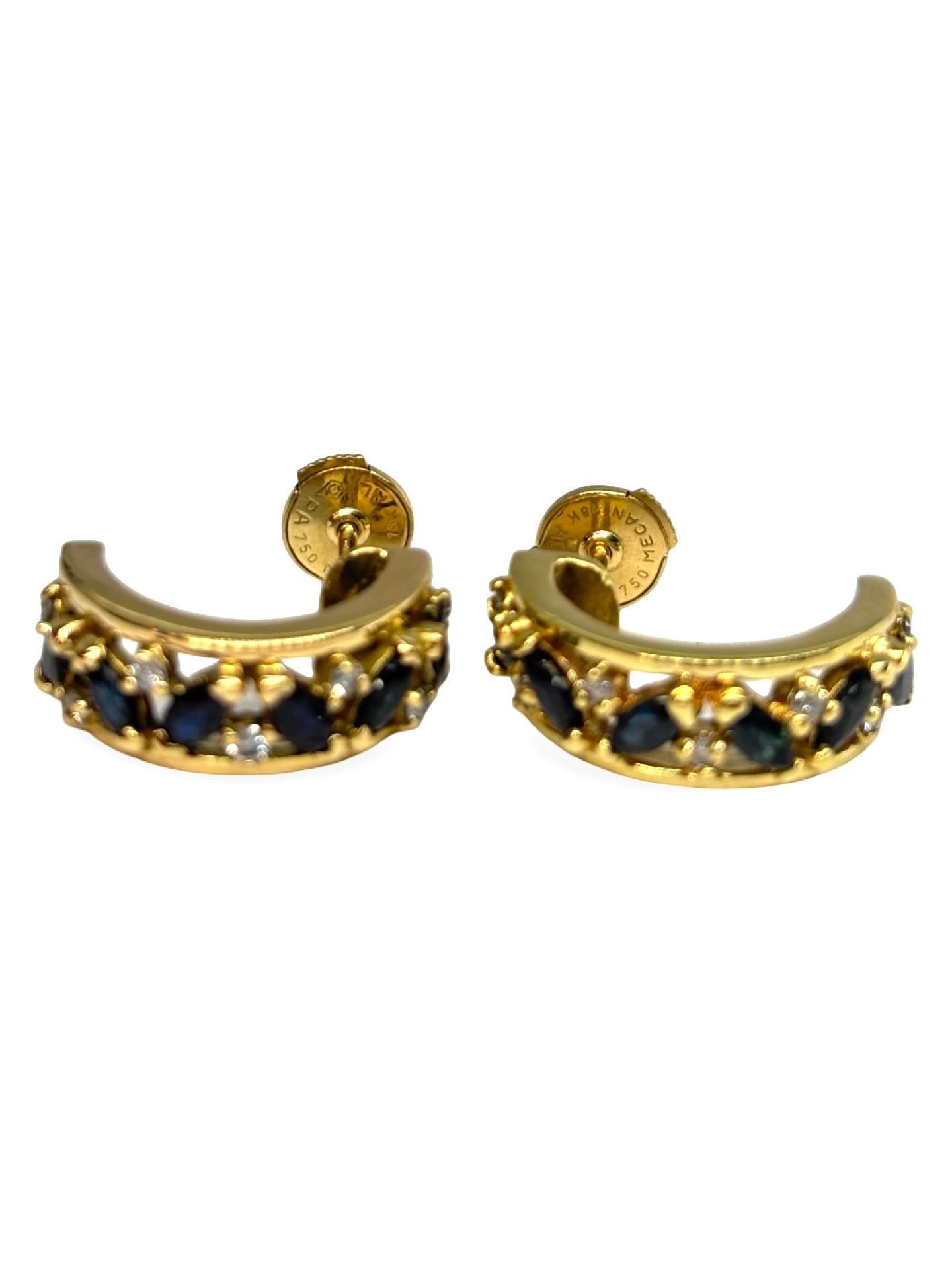 Boucles d’oreilles en or jaune 18 carats serties de saphirs totalisant 0,50 carat et de diamants pour un poids total de 0,10 carat. Leur design raffiné met en valeur la profondeur intense des saphirs, sublimée par l’éclat délicat des diamants. Élégantes et lumineuses, ces boucles apportent sophistication et charme intemporel, idéales pour sublimer chaque tenue.
