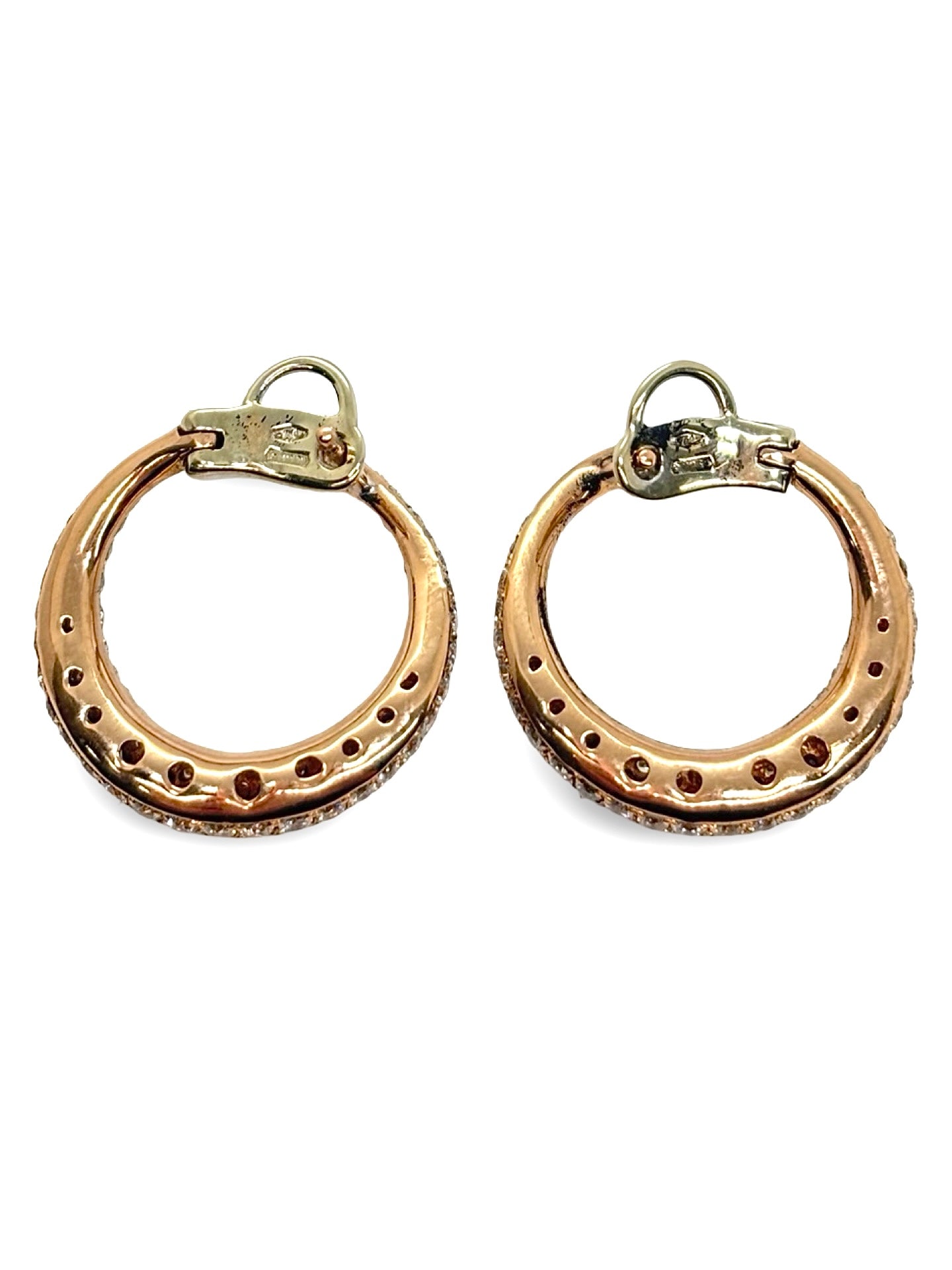 Boucles d’oreilles en or rose serties de diamants de 1,2 carat, offrant une brillance élégante et raffinée. Leur design délicat met en valeur l’éclat naturel des pierres, parfait pour sublimer une tenue chic ou illuminer le quotidien. Ces boucles allient modernité, finesse et éclat intemporel.