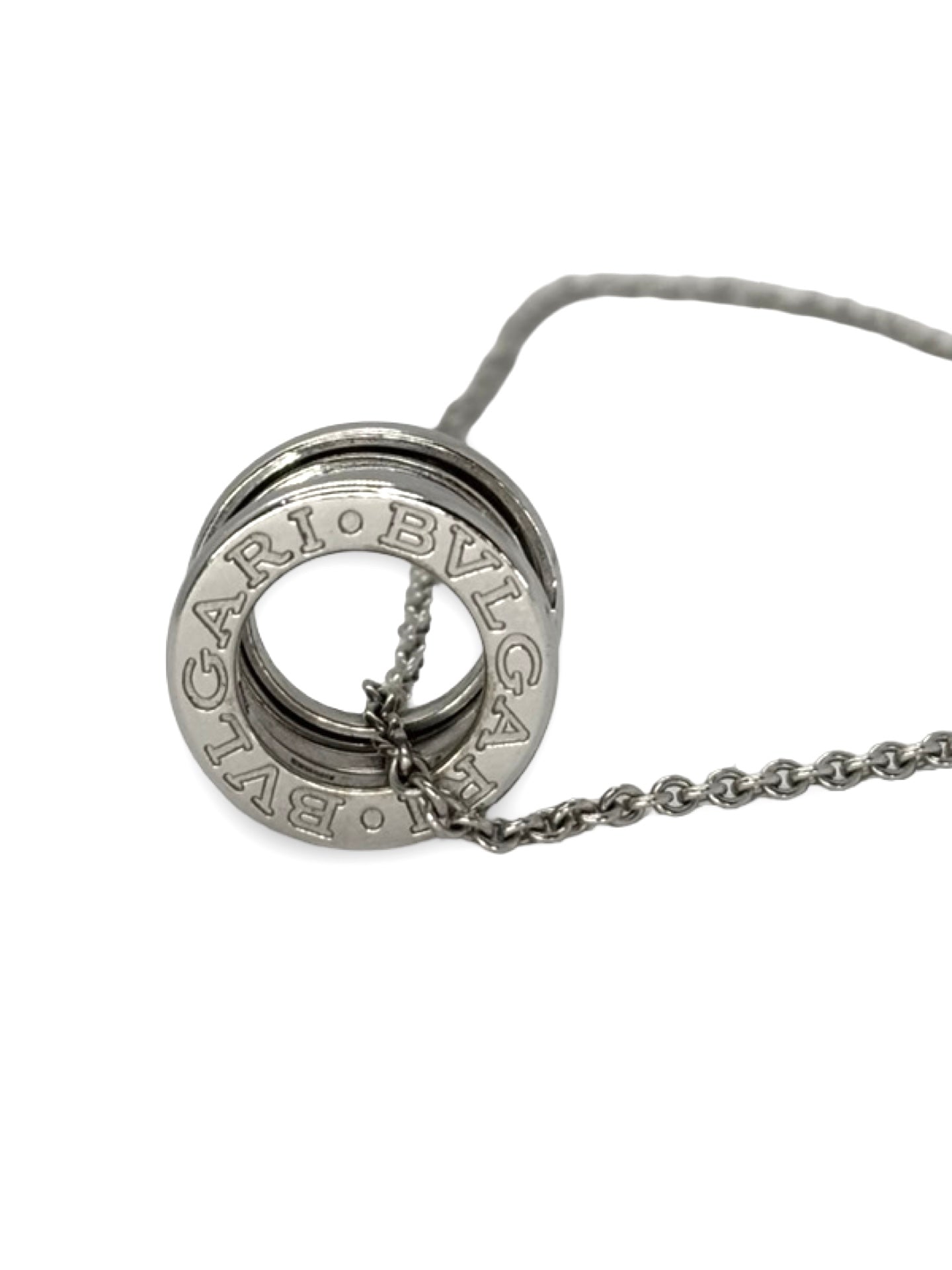 Collier élégant au design moderne et audacieux, mettant en valeur un pendentif aux lignes épurées et architecturales. Symbole d’équilibre et de sophistication, ce bijou reflète une allure contemporaine et raffinée, idéal pour illuminer le décolleté avec une touche d’élégance intemporelle et de caractère.