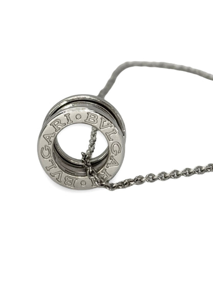 Collier élégant au design moderne et audacieux, mettant en valeur un pendentif aux lignes épurées et architecturales. Symbole d’équilibre et de sophistication, ce bijou reflète une allure contemporaine et raffinée, idéal pour illuminer le décolleté avec une touche d’élégance intemporelle et de caractère.