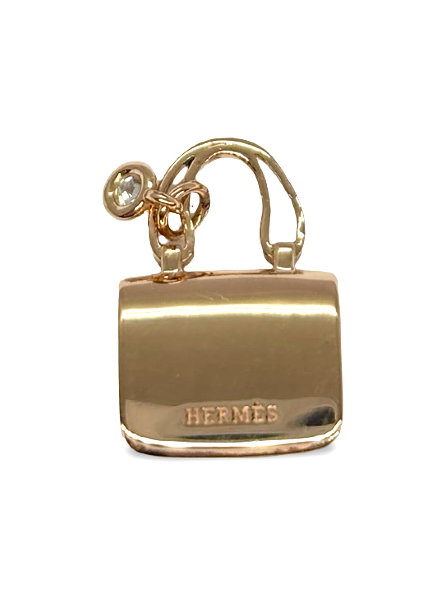 Pendentif Hermès modèle Constance en or rose 18 carats serti d’un diamant de 0,05 carat. Ce bijou raffiné séduit par son design emblématique, la douceur lumineuse de l’or rose et l’éclat délicat du diamant. Élégant et intemporel, ce pendentif de luxe est idéal pour sublimer une tenue ou enrichir une collection de joaillerie précieuse.