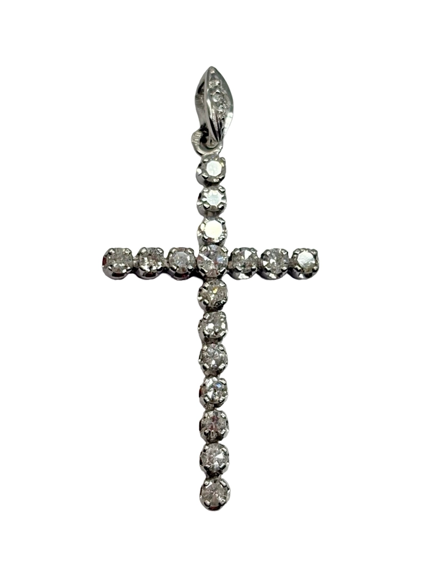 Pendentif croix en or blanc 14K (585‰) serti de diamants totalisant 0,90 carat. Élégant et intemporel, ce pendentif met en valeur l'éclat des diamants associé à la brillance de l'or blanc. Son design raffiné en forme de croix en fait un bijou symbolique, idéal à offrir ou à porter au quotidien. Réalisé avec un savoir-faire joaillier de qualité, il apporte une touche d'élégance et de lumière à toutes les tenues.