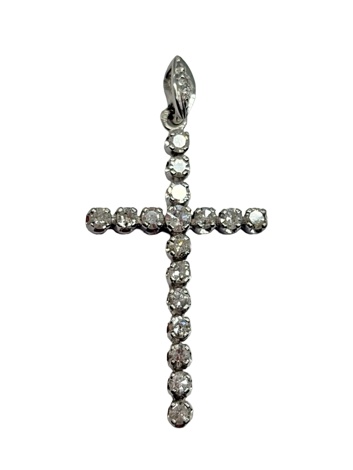 Pendentif croix en or blanc 14K (585‰) serti de diamants totalisant 0,90 carat. Élégant et intemporel, ce pendentif met en valeur l'éclat des diamants associé à la brillance de l'or blanc. Son design raffiné en forme de croix en fait un bijou symbolique, idéal à offrir ou à porter au quotidien. Réalisé avec un savoir-faire joaillier de qualité, il apporte une touche d'élégance et de lumière à toutes les tenues.
