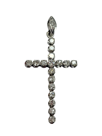 Pendentif croix en or blanc 14K (585‰) serti de diamants totalisant 0,90 carat. Élégant et intemporel, ce pendentif met en valeur l'éclat des diamants associé à la brillance de l'or blanc. Son design raffiné en forme de croix en fait un bijou symbolique, idéal à offrir ou à porter au quotidien. Réalisé avec un savoir-faire joaillier de qualité, il apporte une touche d'élégance et de lumière à toutes les tenues.
