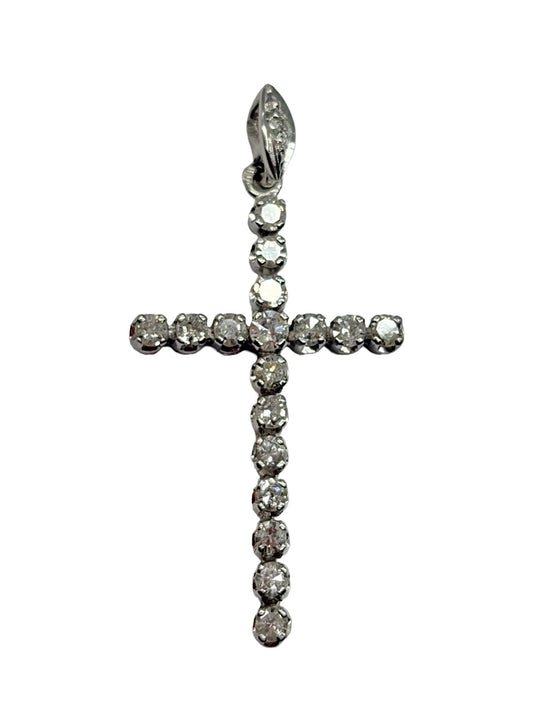 Pendentif croix en or blanc 14K (585‰) serti de diamants totalisant 0,90 carat. Élégant et intemporel, ce pendentif met en valeur l'éclat des diamants associé à la brillance de l'or blanc. Son design raffiné en forme de croix en fait un bijou symbolique, idéal à offrir ou à porter au quotidien. Réalisé avec un savoir-faire joaillier de qualité, il apporte une touche d'élégance et de lumière à toutes les tenues.