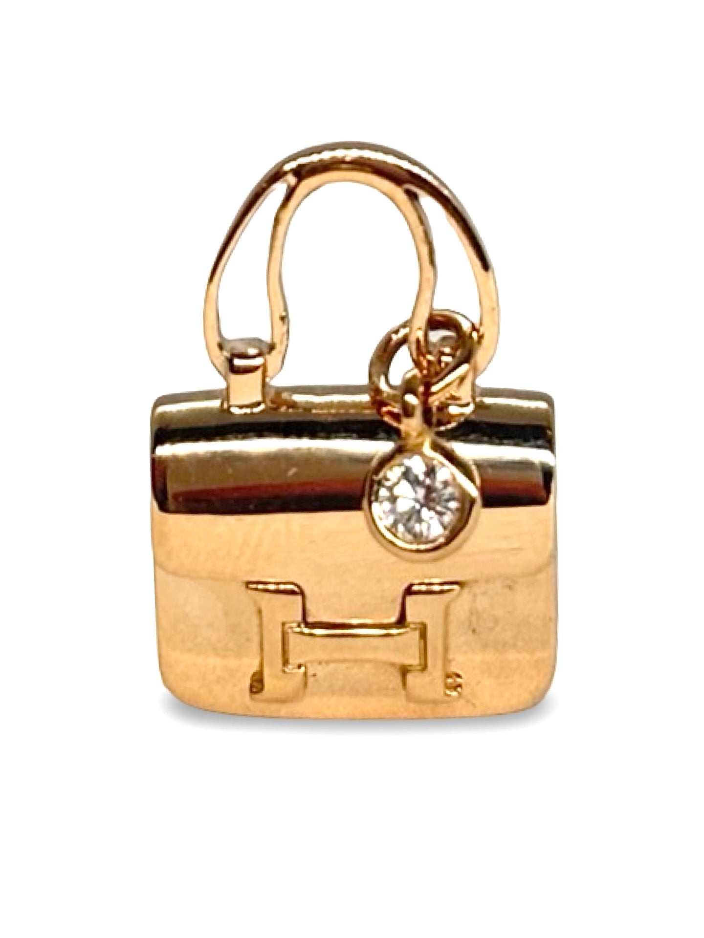 Pendentif Hermès modèle Constance en or rose 18 carats serti d’un diamant de 0,05 carat. Ce bijou raffiné séduit par son design emblématique, la douceur lumineuse de l’or rose et l’éclat délicat du diamant. Élégant et intemporel, ce pendentif de luxe est idéal pour sublimer une tenue ou enrichir une collection de joaillerie précieuse.