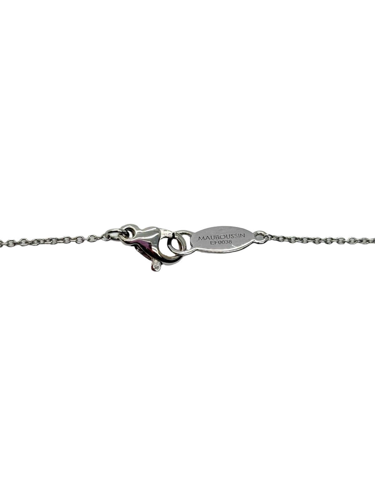 Collier Mauboussin modèle « Chance of Love n°2 » en or blanc 18K (750 millièmes), sublimé par des diamants naturels d’un poids total de 0,25 carat. Ce bijou raffiné de la maison Mauboussin séduit par son design élégant et contemporain, associé à l’éclat délicat des diamants. Ce collier en or blanc et diamants apporte une touche de lumière et de sophistication au décolleté. Un bijou de luxe intemporel, idéal pour offrir un cadeau précieux ou célébrer une occasion spéciale.