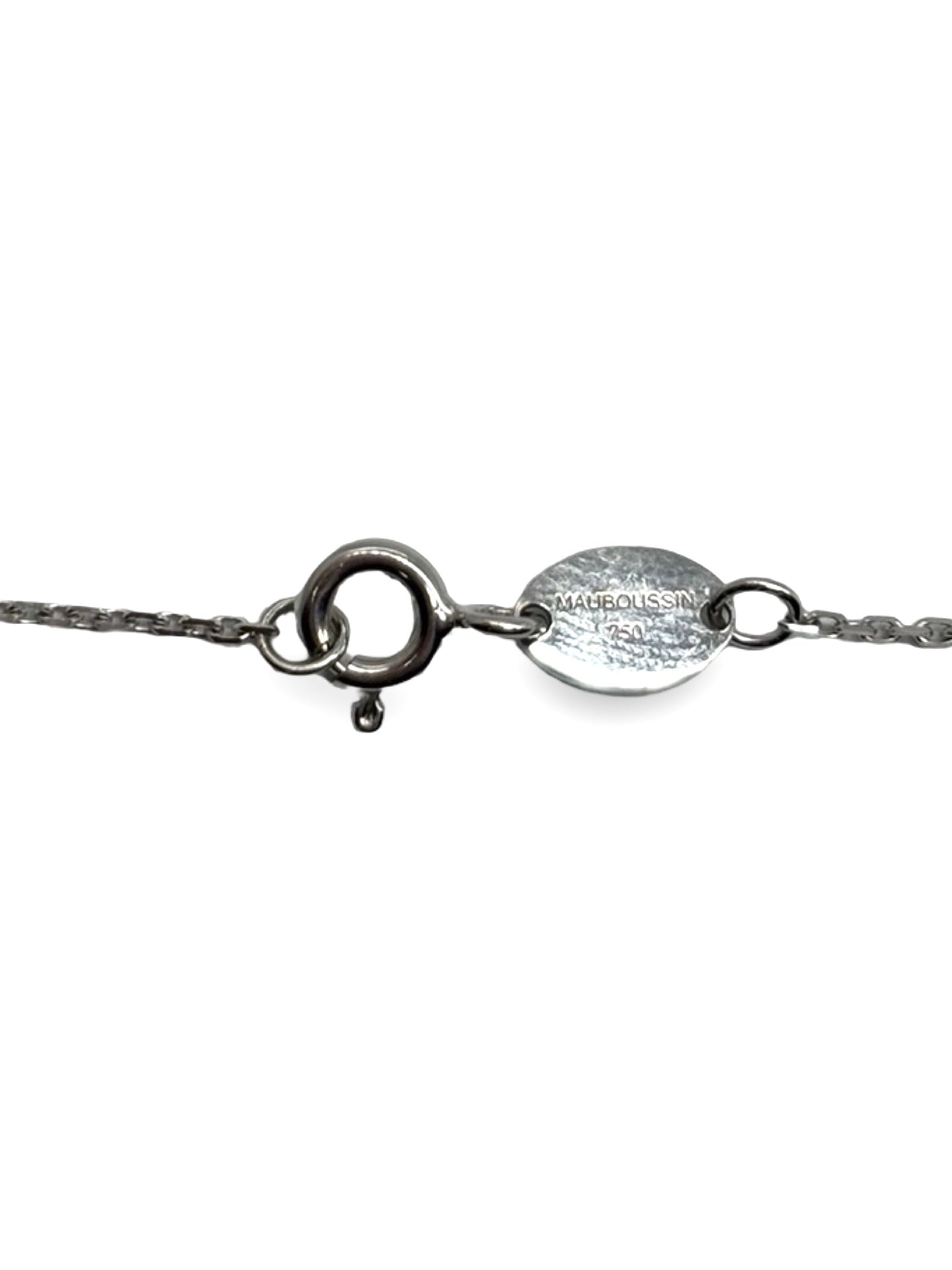Collier Mauboussin en or blanc 18 carats serti d’un diamant de 0,05 carat. Bijou délicat et raffiné, il met en valeur la pureté de l’or blanc associée à l’éclat subtil du diamant. Idéal pour un usage quotidien ou comme cadeau élégant, ce collier intemporel apporte une touche de lumière et de sophistication à chaque tenue.
