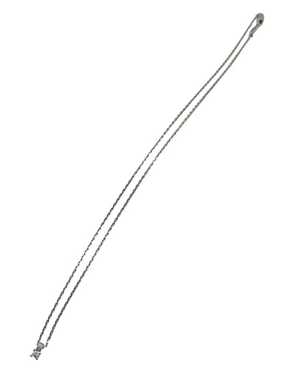 Collier en or blanc 18 carats orné d’un diamant naturel de 0,09 carat. Ce bijou élégant se distingue par son design raffiné et son sertissage délicat qui met en valeur l’éclat du diamant. Léger et lumineux, ce collier apporte une touche de sophistication discrète, idéal pour un port quotidien ou pour sublimer une tenue lors d’une occasion spéciale.
