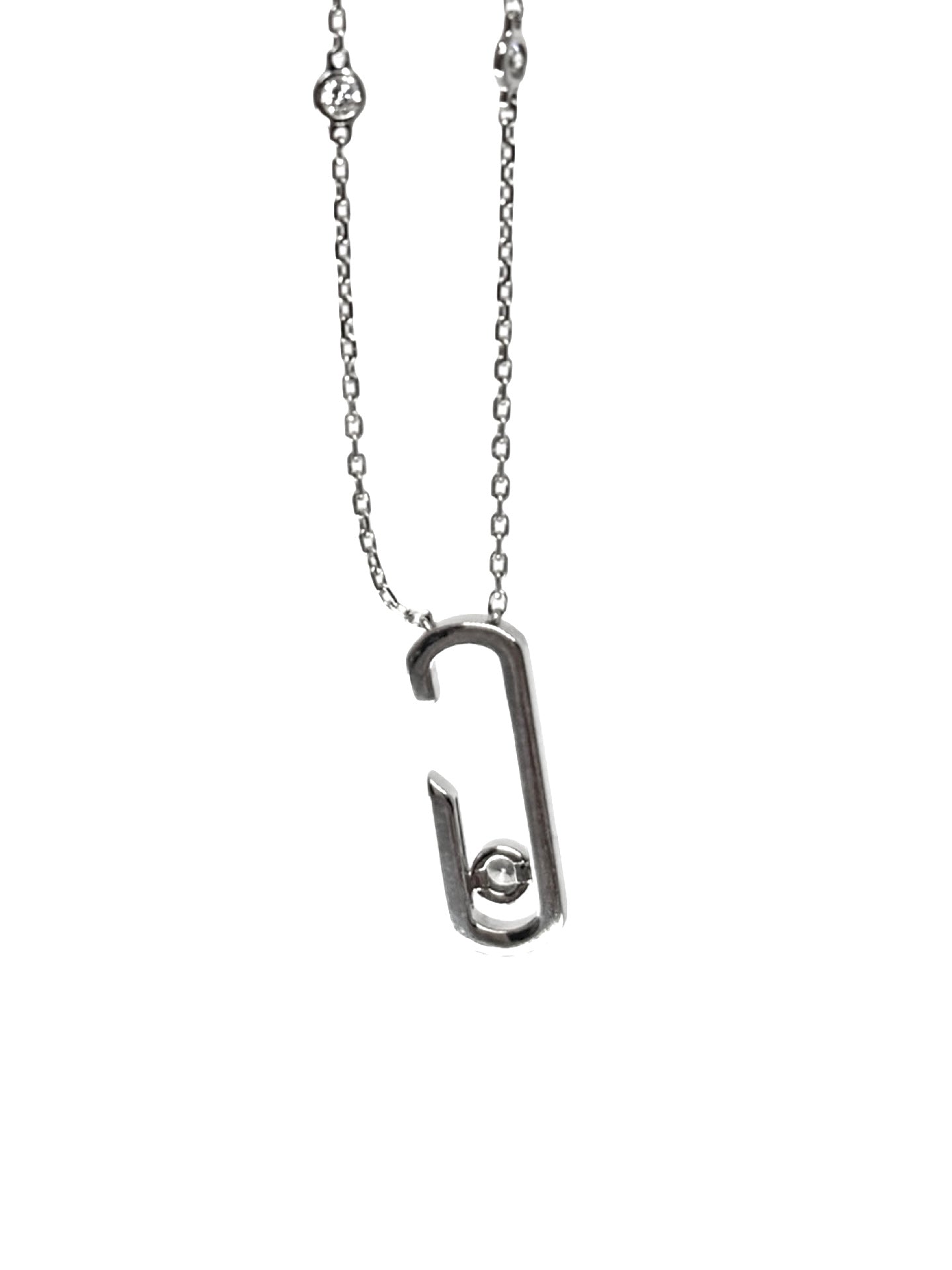 Collier Messika Move Addiction en or blanc 18K serti de diamants pour un poids total de 0,18 ct. Ce bijou de luxe pour femme séduit par son design contemporain et son célèbre motif Move, symbole de mouvement et d'élégance. Le pendentif en or blanc illumine le décolleté et s'accorde aussi bien avec une tenue quotidienne qu'une occasion spéciale. Un collier Messika raffiné, idéal comme cadeau précieux ou pour enrichir une collection de bijoux en diamants.
