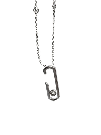 Collier Messika Move Addiction en or blanc 18K serti de diamants pour un poids total de 0,18 ct. Ce bijou de luxe pour femme séduit par son design contemporain et son célèbre motif Move, symbole de mouvement et d'élégance. Le pendentif en or blanc illumine le décolleté et s'accorde aussi bien avec une tenue quotidienne qu'une occasion spéciale. Un collier Messika raffiné, idéal comme cadeau précieux ou pour enrichir une collection de bijoux en diamants.