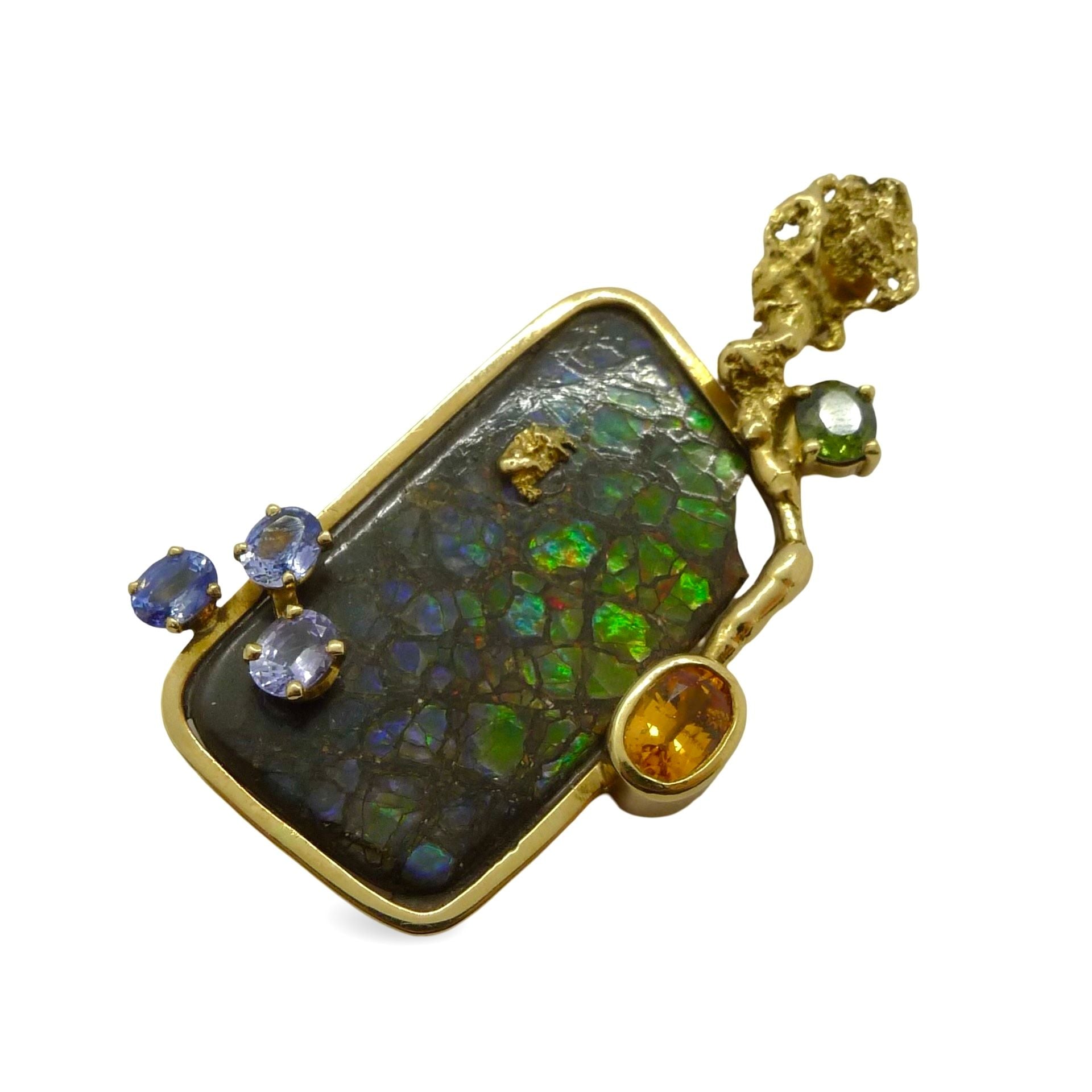 Apportez une touche d’élégance à votre collection avec ce pendentif en or jaune signé Roland Schad, sublimé par de délicates pierres fines. Cette création unique allie savoir-faire artisanal et raffinement, offrant un bijou intemporel et raffiné. Idéal pour sublimer toutes vos tenues avec une touche précieuse et distinctive.