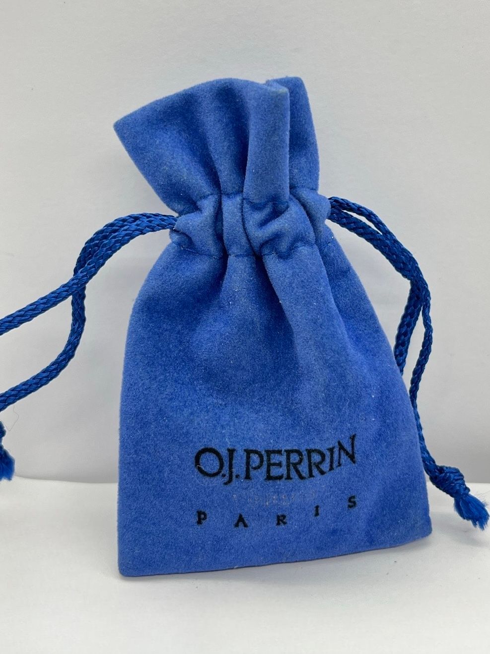 Ce pendentif en or blanc signé OJ.Perrin incarne la délicatesse et le romantisme avec son design en forme de cœur raffiné. Représentant à la fois l’élégance intemporelle et le savoir-faire joaillier de la maison OJ.Perrin, ce bijou est idéal à offrir ou à s’offrir comme symbole d’affection ou de style. Un accessoire précieux à porter près du cœur.