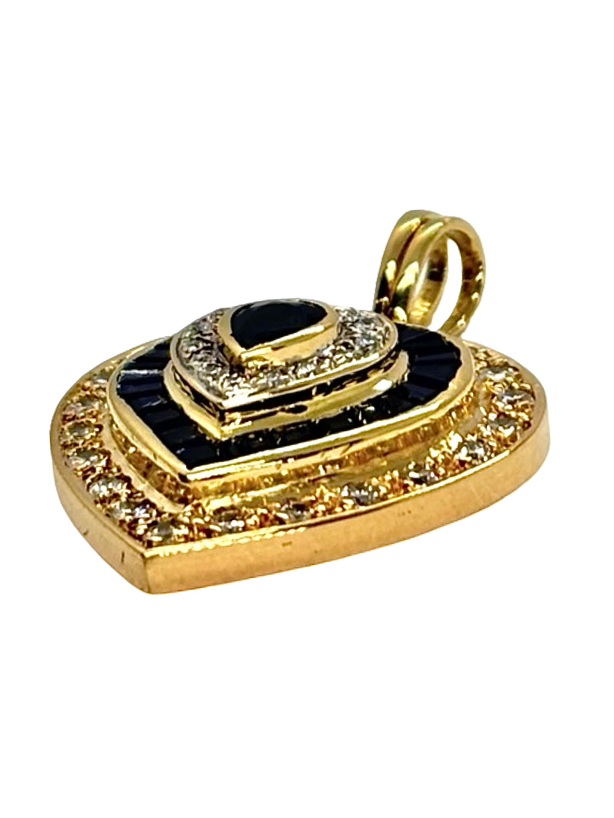 Pendentif cœur en or jaune 18K, sublimé par des saphirs et des diamants d’un poids total de 0,55 ct. Ce bijou raffiné associe l’élégance de l’or jaune à l’éclat précieux des pierres. Le motif cœur apporte une touche romantique et intemporelle. Ce pendentif en or 18 carats serti de saphirs et diamants est un bijou délicat, idéal pour compléter une tenue chic ou offrir un cadeau précieux. Joaillerie élégante et raffinée.
