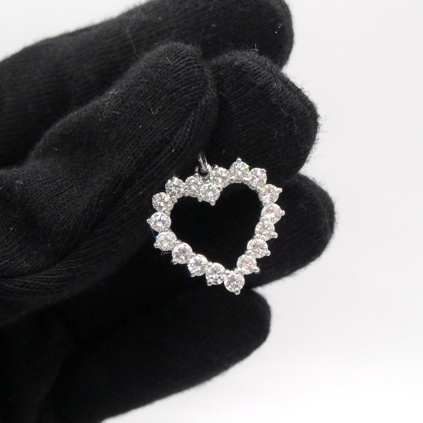 Laissez-vous séduire par ce magnifique pendentif en or blanc 18K, délicatement façonné en forme de cœur et serti de diamants scintillants pour un total de 1 ct. Un bijou raffiné et intemporel, parfait pour exprimer vos sentiments avec élégance. Idéal en cadeau ou pour sublimer votre collection de bijoux avec une touche de lumière et de raffinement. 