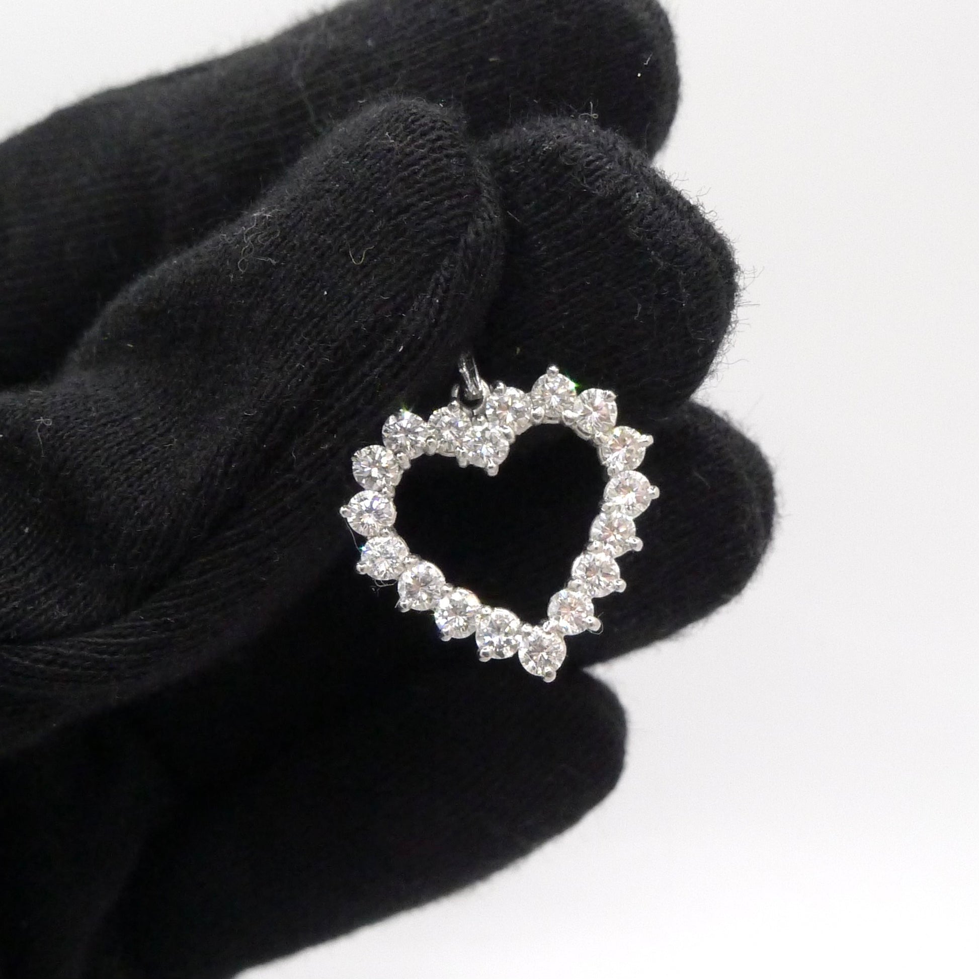 Laissez-vous séduire par ce magnifique pendentif en or blanc 18K, délicatement façonné en forme de cœur et serti de diamants scintillants pour un total de 1 ct. Un bijou raffiné et intemporel, parfait pour exprimer vos sentiments avec élégance. Idéal en cadeau ou pour sublimer votre collection de bijoux avec une touche de lumière et de raffinement. 
