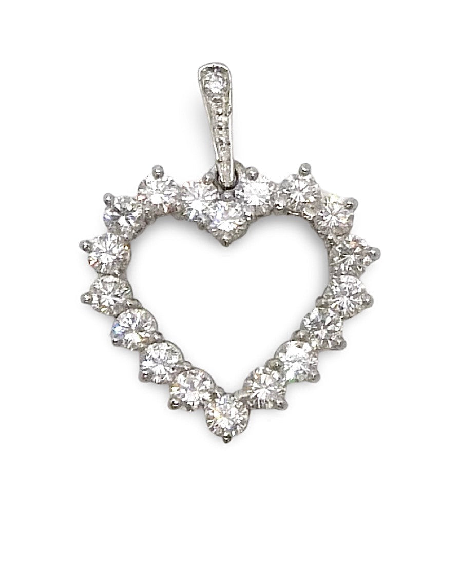 Laissez-vous séduire par ce magnifique pendentif en or blanc 18K, délicatement façonné en forme de cœur et serti de diamants scintillants pour un total de 1 ct. Un bijou raffiné et intemporel, parfait pour exprimer vos sentiments avec élégance. Idéal en cadeau ou pour sublimer votre collection de bijoux avec une touche de lumière et de raffinement. 
