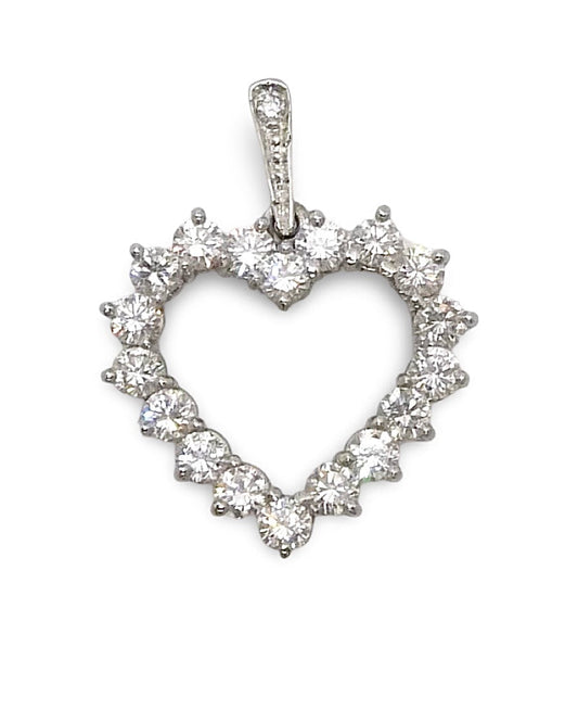 Laissez-vous séduire par ce magnifique pendentif en or blanc 18K, délicatement façonné en forme de cœur et serti de diamants scintillants pour un total de 1 ct. Un bijou raffiné et intemporel, parfait pour exprimer vos sentiments avec élégance. Idéal en cadeau ou pour sublimer votre collection de bijoux avec une touche de lumière et de raffinement. 