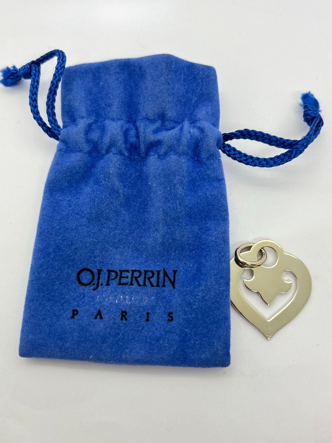 Ce pendentif en or blanc signé OJ.Perrin incarne la délicatesse et le romantisme avec son design en forme de cœur raffiné. Représentant à la fois l’élégance intemporelle et le savoir-faire joaillier de la maison OJ.Perrin, ce bijou est idéal à offrir ou à s’offrir comme symbole d’affection ou de style. Un accessoire précieux à porter près du cœur.