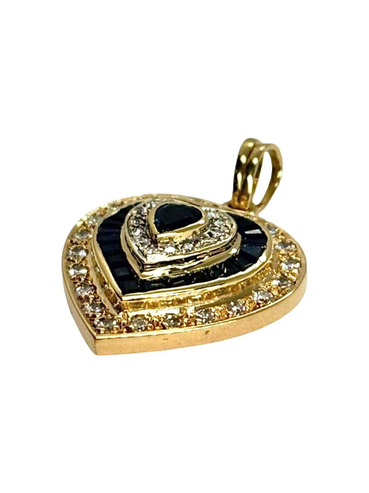 Pendentif cœur en or jaune 18K, sublimé par des saphirs et des diamants d’un poids total de 0,55 ct. Ce bijou raffiné associe l’élégance de l’or jaune à l’éclat précieux des pierres. Le motif cœur apporte une touche romantique et intemporelle. Ce pendentif en or 18 carats serti de saphirs et diamants est un bijou délicat, idéal pour compléter une tenue chic ou offrir un cadeau précieux. Joaillerie élégante et raffinée.