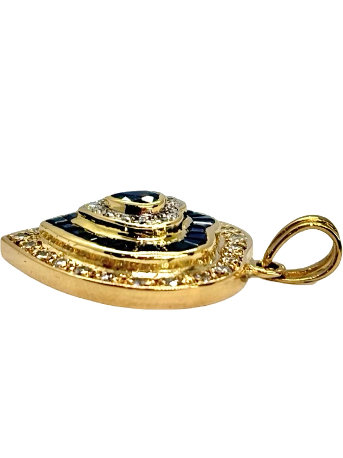 Pendentif cœur en or jaune 18K, sublimé par des saphirs et des diamants d’un poids total de 0,55 ct. Ce bijou raffiné associe l’élégance de l’or jaune à l’éclat précieux des pierres. Le motif cœur apporte une touche romantique et intemporelle. Ce pendentif en or 18 carats serti de saphirs et diamants est un bijou délicat, idéal pour compléter une tenue chic ou offrir un cadeau précieux. Joaillerie élégante et raffinée.
