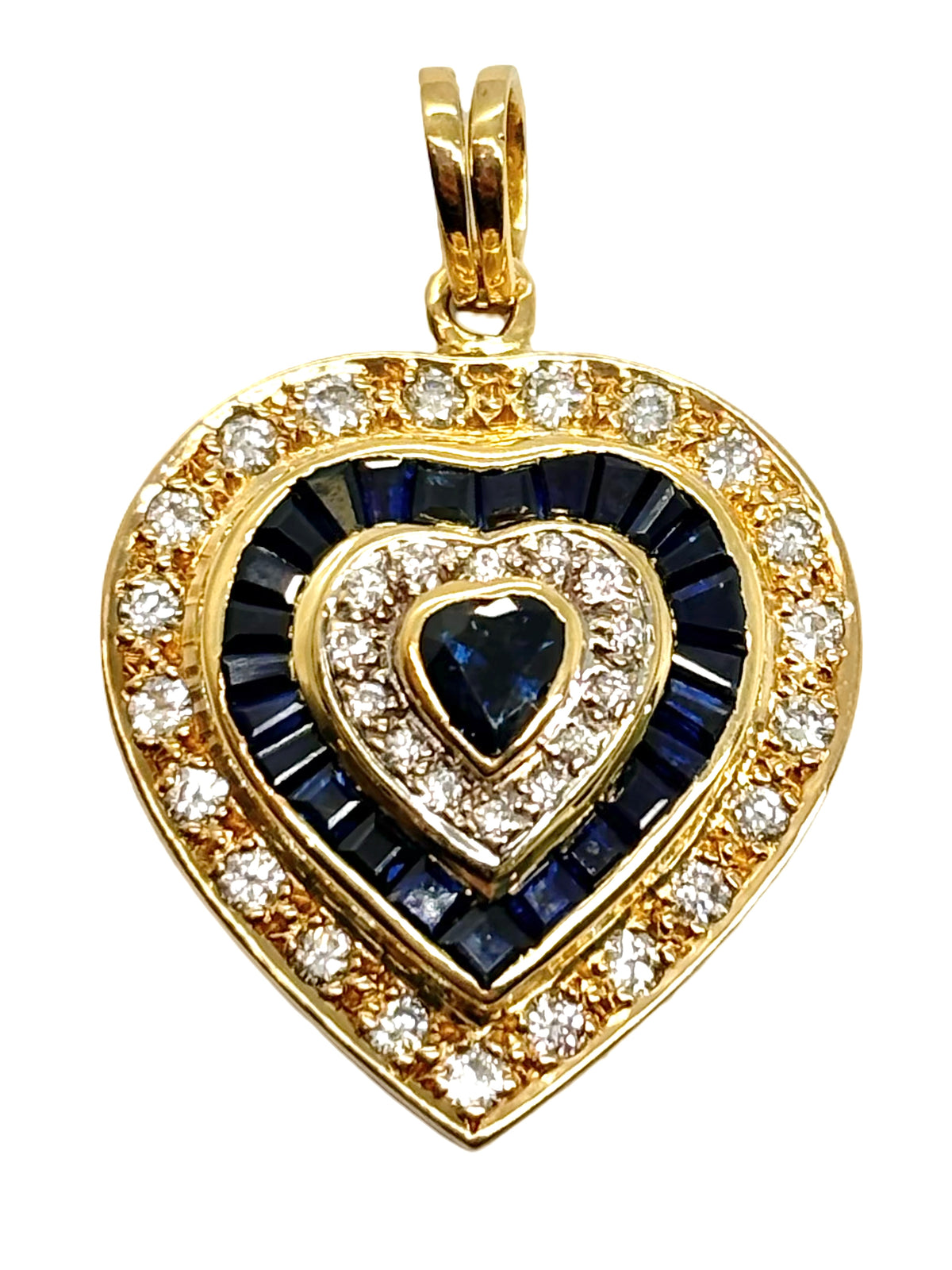 Pendentif cœur en or jaune 18K, sublimé par des saphirs et des diamants d’un poids total de 0,55 ct. Ce bijou raffiné associe l’élégance de l’or jaune à l’éclat précieux des pierres. Le motif cœur apporte une touche romantique et intemporelle. Ce pendentif en or 18 carats serti de saphirs et diamants est un bijou délicat, idéal pour compléter une tenue chic ou offrir un cadeau précieux. Joaillerie élégante et raffinée.