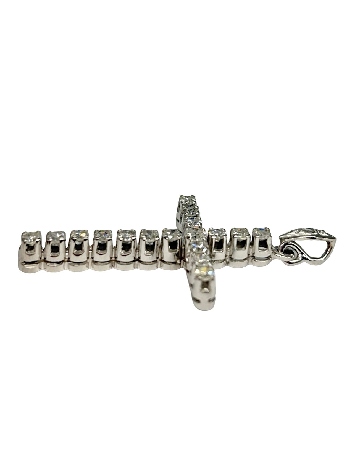 Pendentif croix en or blanc 14K (585‰) serti de diamants totalisant 0,90 carat. Élégant et intemporel, ce pendentif met en valeur l'éclat des diamants associé à la brillance de l'or blanc. Son design raffiné en forme de croix en fait un bijou symbolique, idéal à offrir ou à porter au quotidien. Réalisé avec un savoir-faire joaillier de qualité, il apporte une touche d'élégance et de lumière à toutes les tenues.