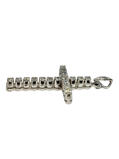 Pendentif croix en or blanc 14K (585‰) serti de diamants totalisant 0,90 carat. Élégant et intemporel, ce pendentif met en valeur l'éclat des diamants associé à la brillance de l'or blanc. Son design raffiné en forme de croix en fait un bijou symbolique, idéal à offrir ou à porter au quotidien. Réalisé avec un savoir-faire joaillier de qualité, il apporte une touche d'élégance et de lumière à toutes les tenues.