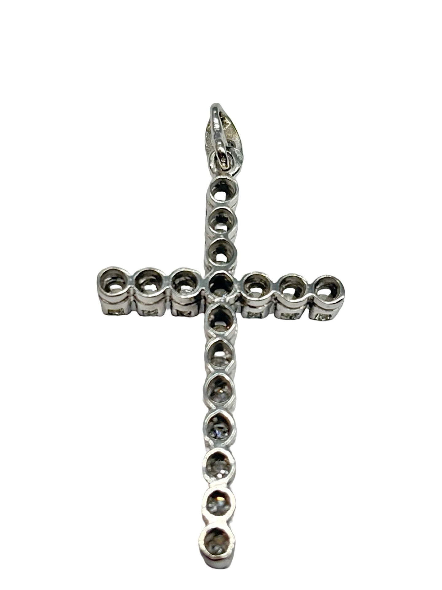 Pendentif croix en or blanc 14K (585‰) serti de diamants totalisant 0,90 carat. Élégant et intemporel, ce pendentif met en valeur l'éclat des diamants associé à la brillance de l'or blanc. Son design raffiné en forme de croix en fait un bijou symbolique, idéal à offrir ou à porter au quotidien. Réalisé avec un savoir-faire joaillier de qualité, il apporte une touche d'élégance et de lumière à toutes les tenues.