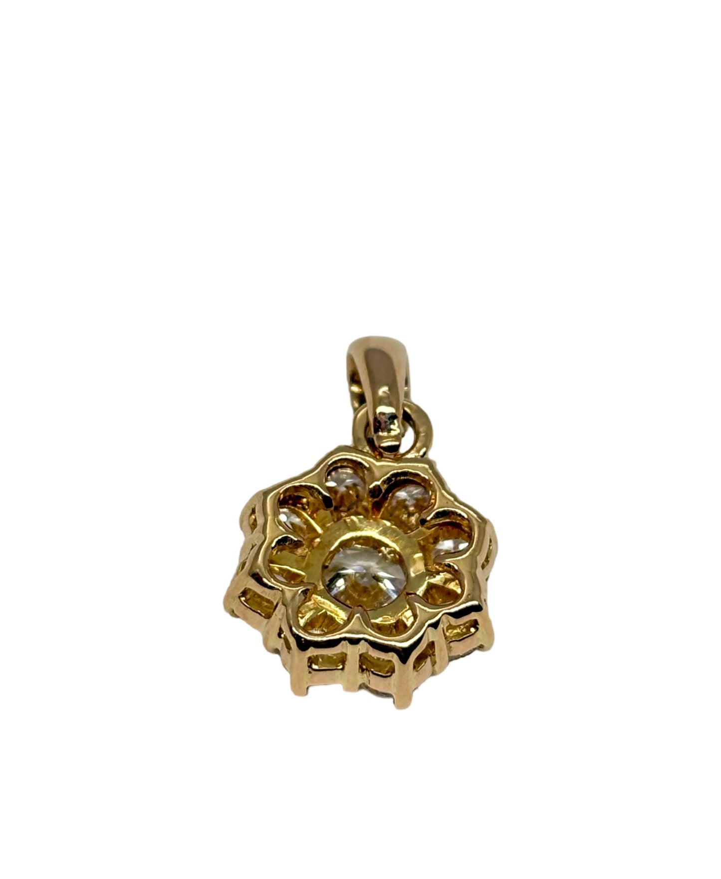 Pendentif en or jaune 18 carats (750/1000) serti de diamants totalisant 1,60 ct, alliant élégance et raffinement. Ce bijou de luxe illumine le décolleté grâce à l'éclat exceptionnel de ses diamants et à la chaleur de l'or jaune. Idéal pour un cadeau d'exception ou pour sublimer une tenue au quotidien comme lors des grandes occasions, ce pendentif en diamant incarne un style intemporel et un savoir-faire joaillier d'excellence.