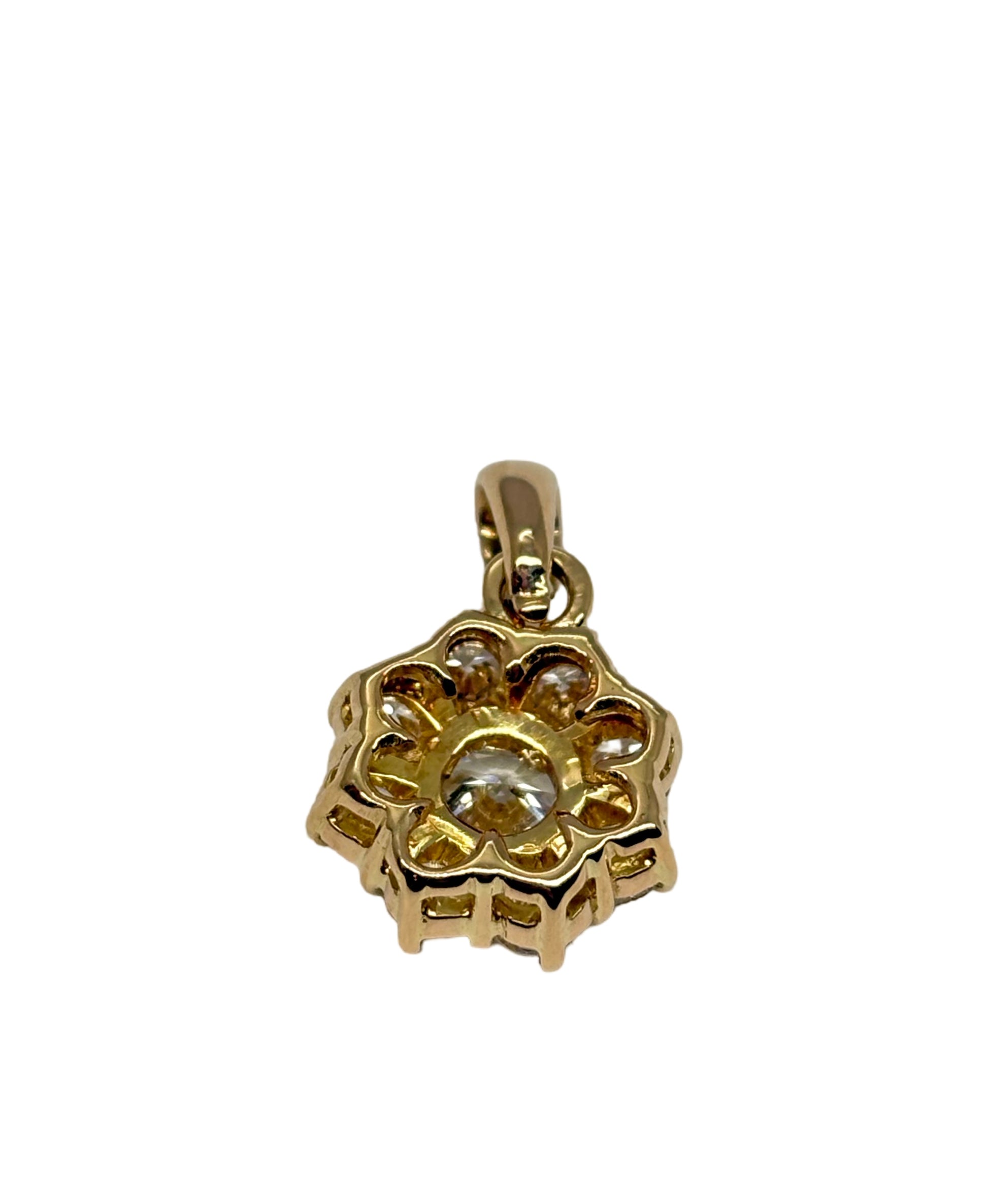 Pendentif en or jaune 18 carats (750/1000) serti de diamants totalisant 1,60 ct, alliant élégance et raffinement. Ce bijou de luxe illumine le décolleté grâce à l'éclat exceptionnel de ses diamants et à la chaleur de l'or jaune. Idéal pour un cadeau d'exception ou pour sublimer une tenue au quotidien comme lors des grandes occasions, ce pendentif en diamant incarne un style intemporel et un savoir-faire joaillier d'excellence.