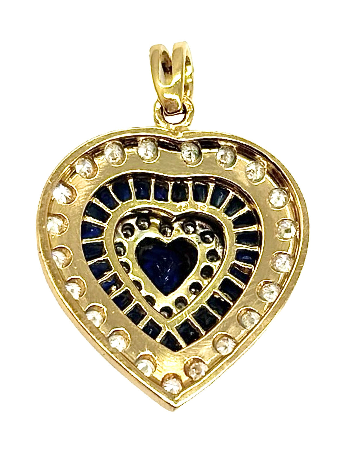 Pendentif cœur en or jaune 18K, sublimé par des saphirs et des diamants d’un poids total de 0,55 ct. Ce bijou raffiné associe l’élégance de l’or jaune à l’éclat précieux des pierres. Le motif cœur apporte une touche romantique et intemporelle. Ce pendentif en or 18 carats serti de saphirs et diamants est un bijou délicat, idéal pour compléter une tenue chic ou offrir un cadeau précieux. Joaillerie élégante et raffinée.