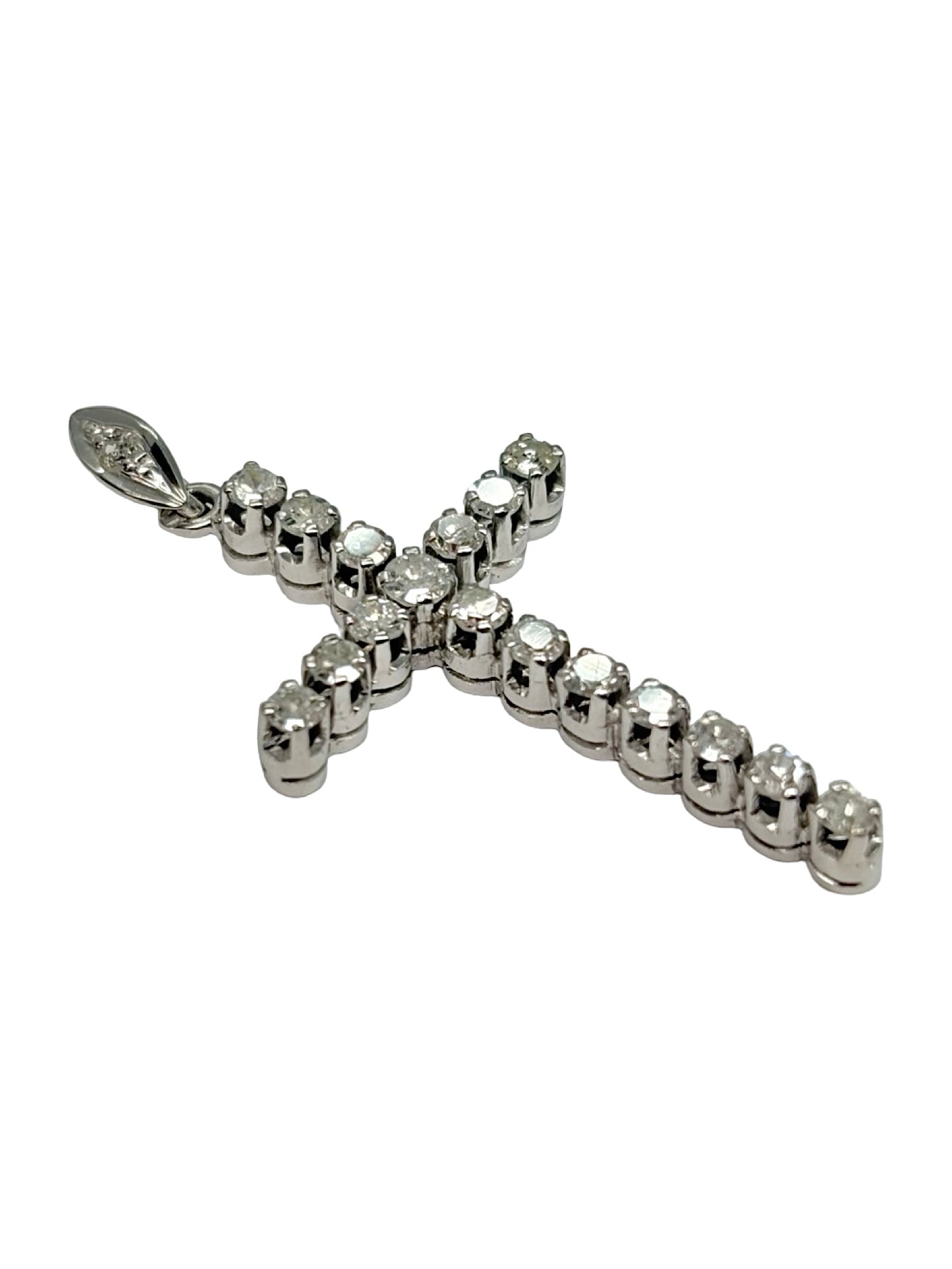 Pendentif croix en or blanc 14K (585‰) serti de diamants totalisant 0,90 carat. Élégant et intemporel, ce pendentif met en valeur l'éclat des diamants associé à la brillance de l'or blanc. Son design raffiné en forme de croix en fait un bijou symbolique, idéal à offrir ou à porter au quotidien. Réalisé avec un savoir-faire joaillier de qualité, il apporte une touche d'élégance et de lumière à toutes les tenues.